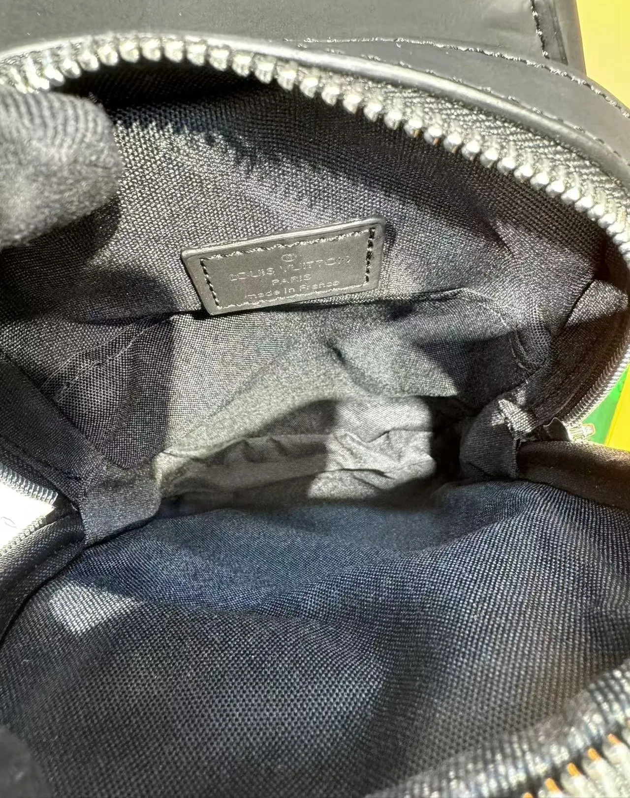 Louis Vuitton Avenue NM Slingbag Black / - Image 7