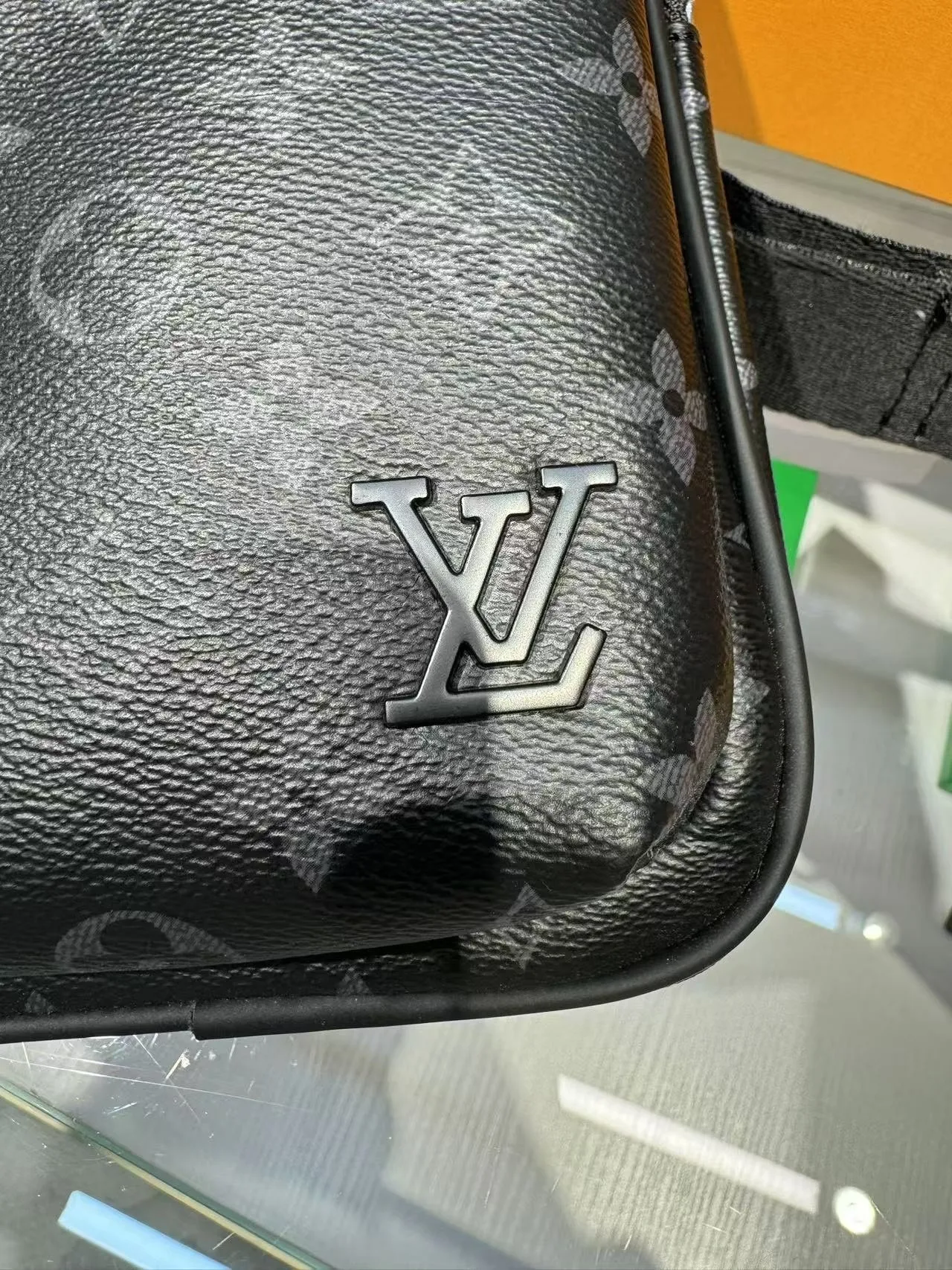 Louis Vuitton Avenue NM Slingbag Black / - Image 5