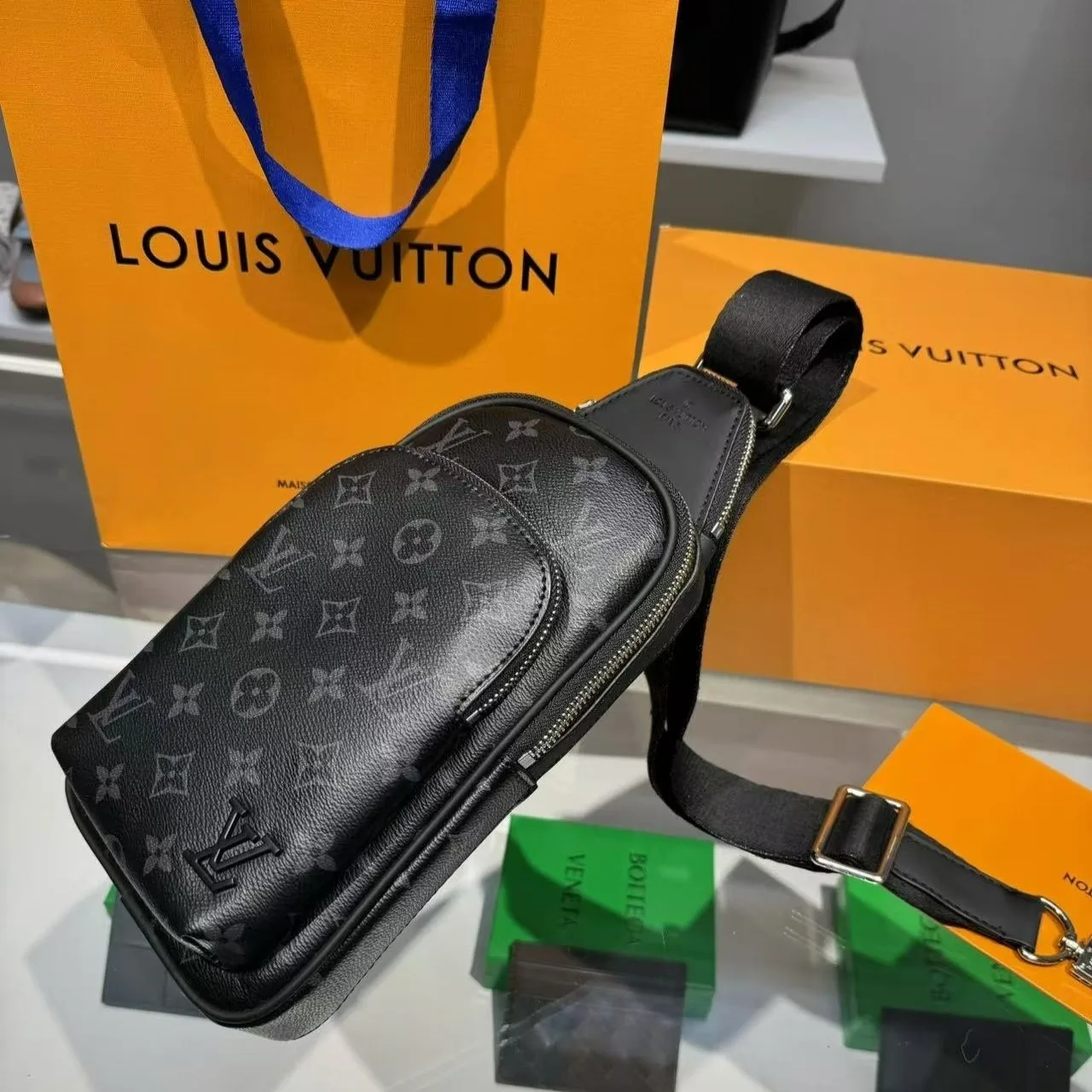 Louis Vuitton Avenue NM Slingbag Black / - Image 4