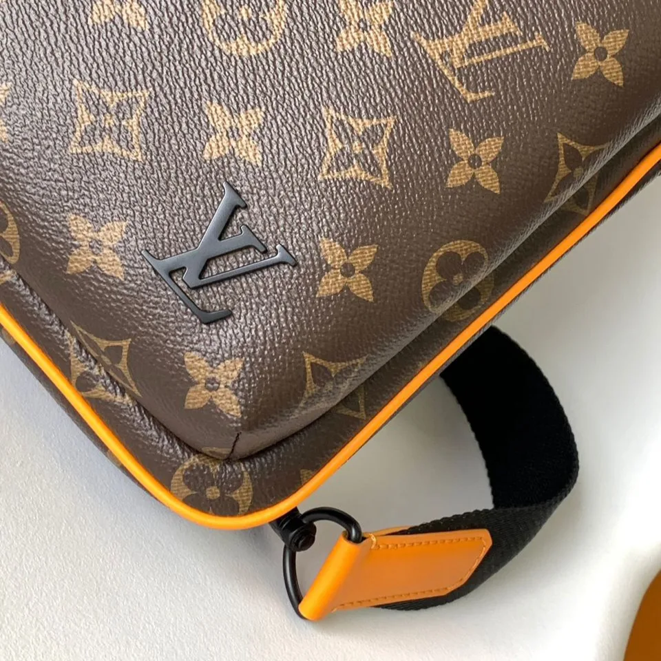 Louis Vuitton Avenue NM Slingbag Brown / - Image 7