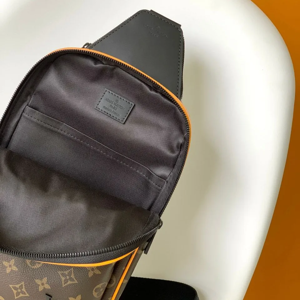 Louis Vuitton Avenue NM Slingbag Brown / - Image 9