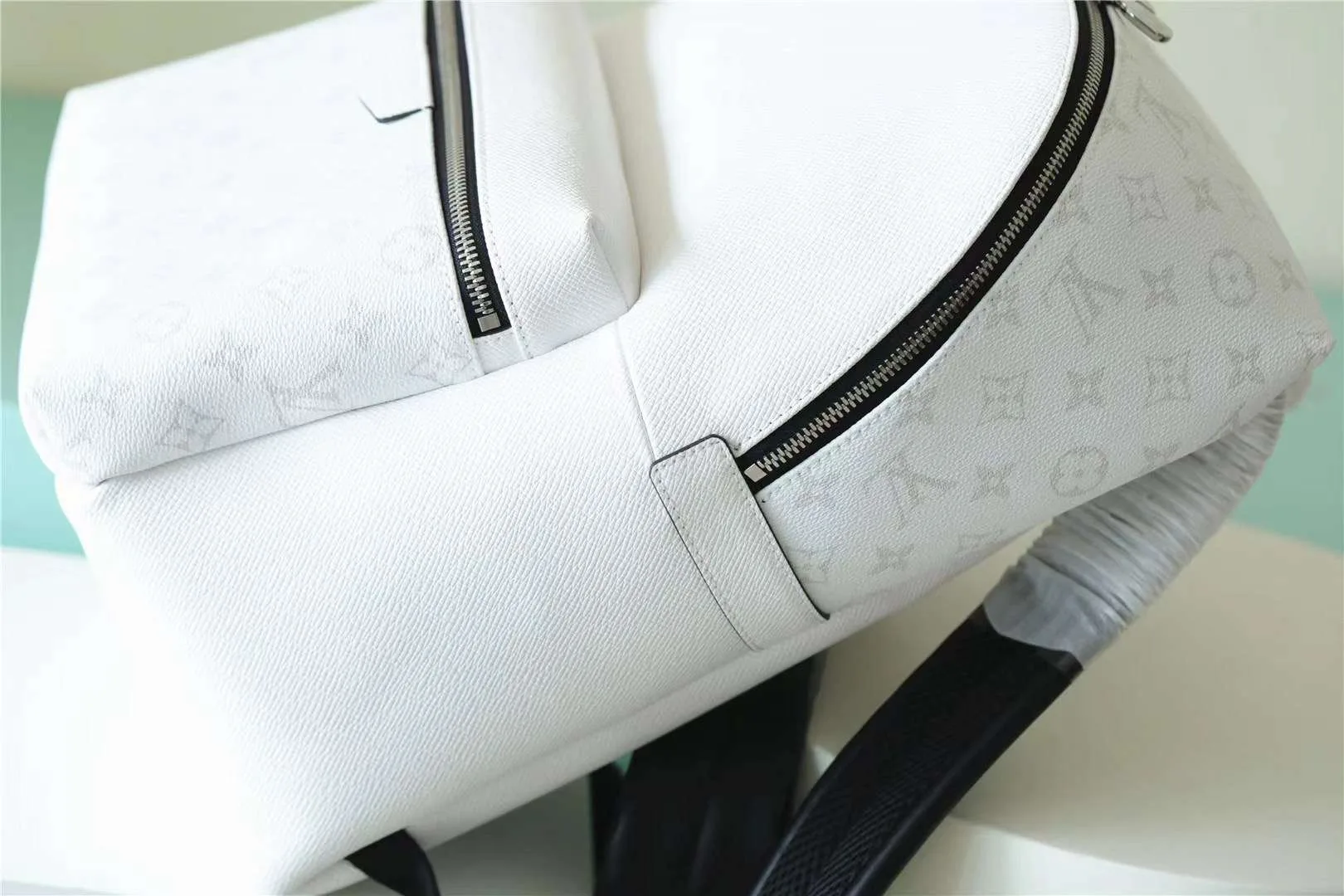 Louis Vuitton Discovery Backpack White / - Image 3