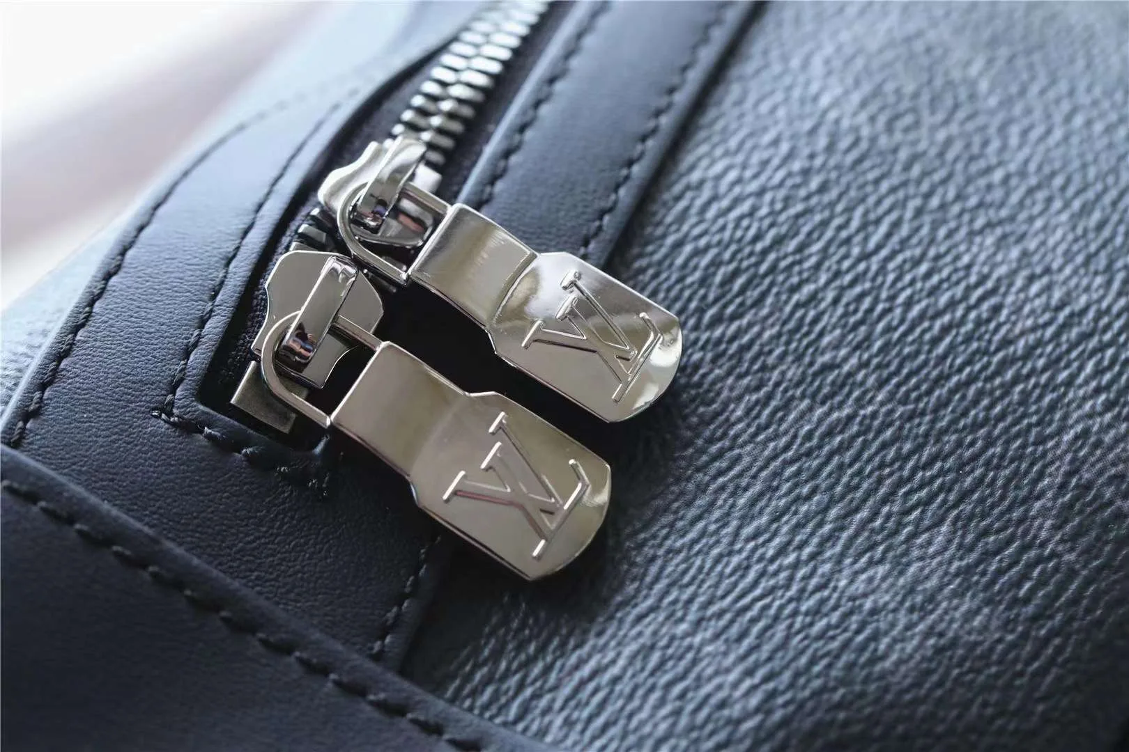 Louis Vuitton Discovery Backpack Black / - Image 3