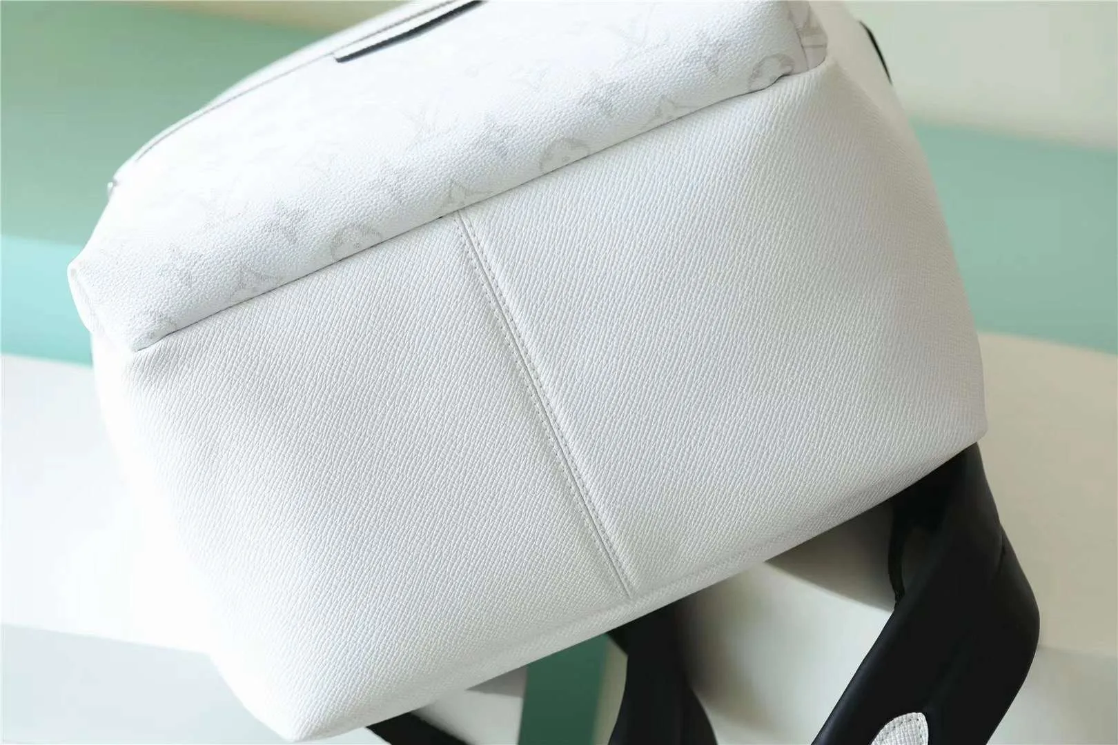Louis Vuitton Discovery Backpack White / - Image 4