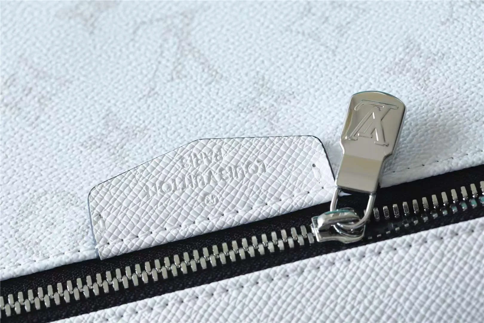 Louis Vuitton Discovery Backpack White / - Image 5