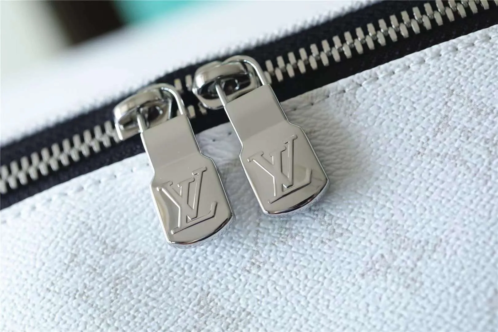 Louis Vuitton Discovery Backpack White / - Image 6