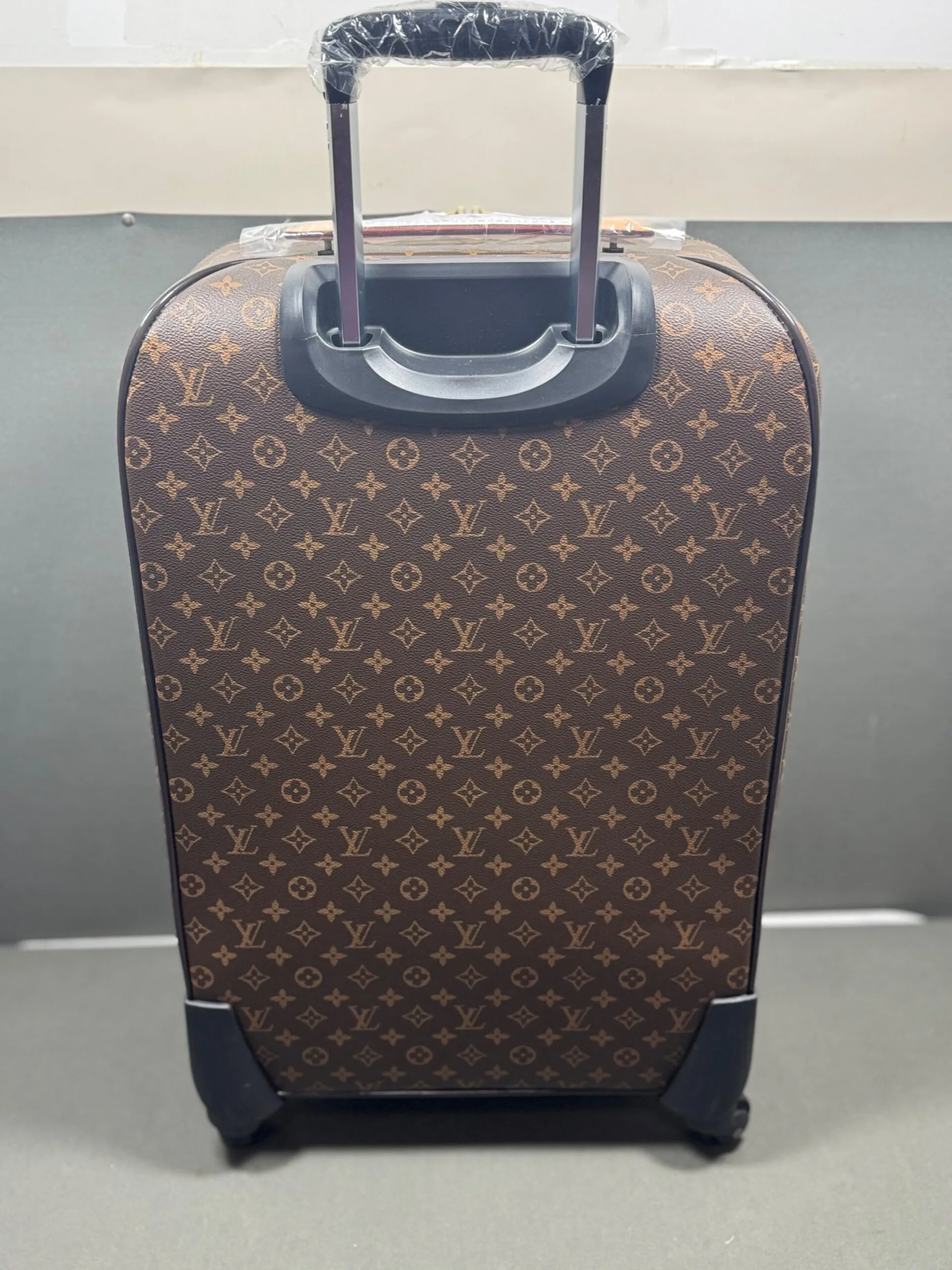 Louis Vuitton Exqusite Travelling Luggage Monogram Canvas , Travel Luggages / - Image 4
