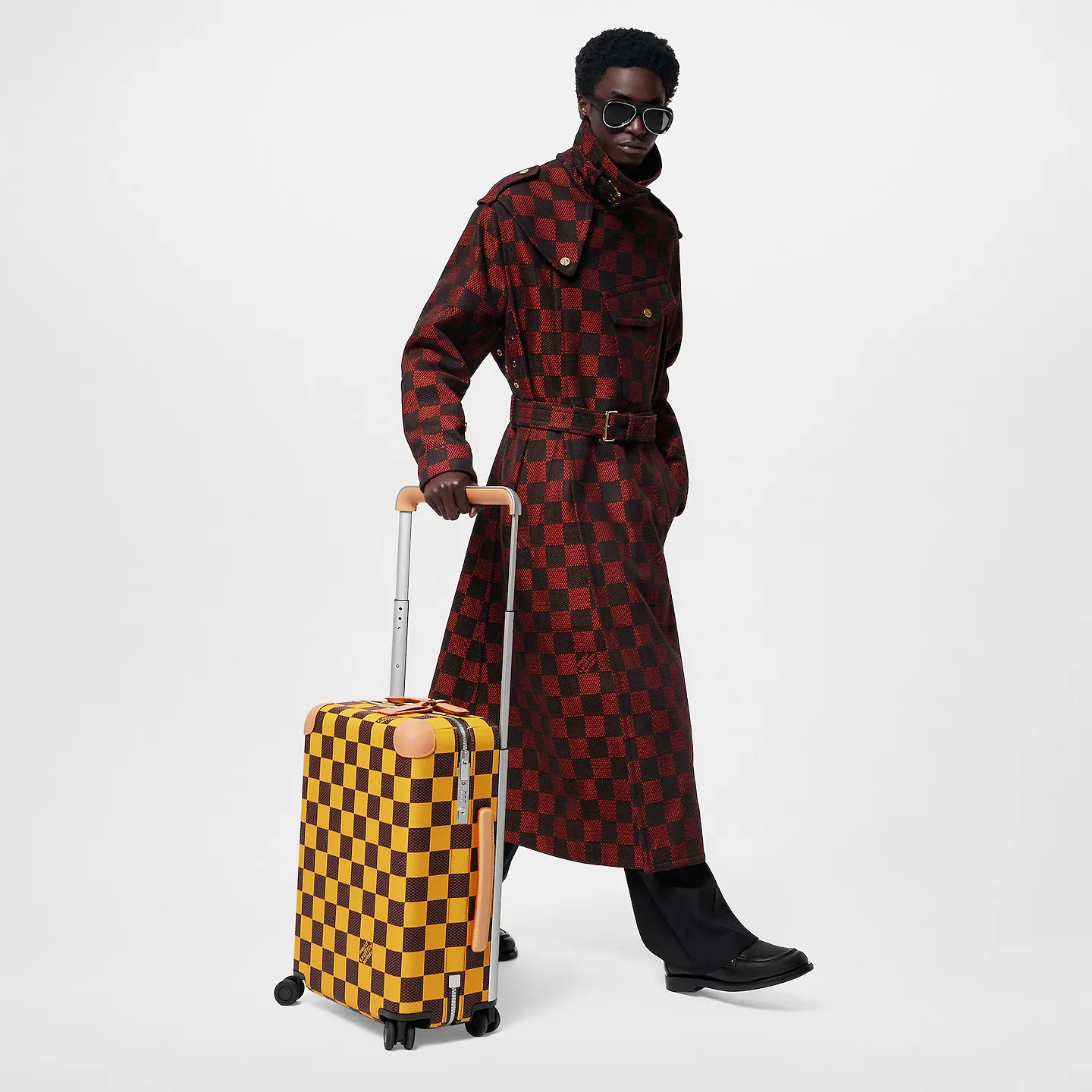 Alternative view of Louis Vuitton Horizon 55 Suitcase / Yellow Champagne Hardware