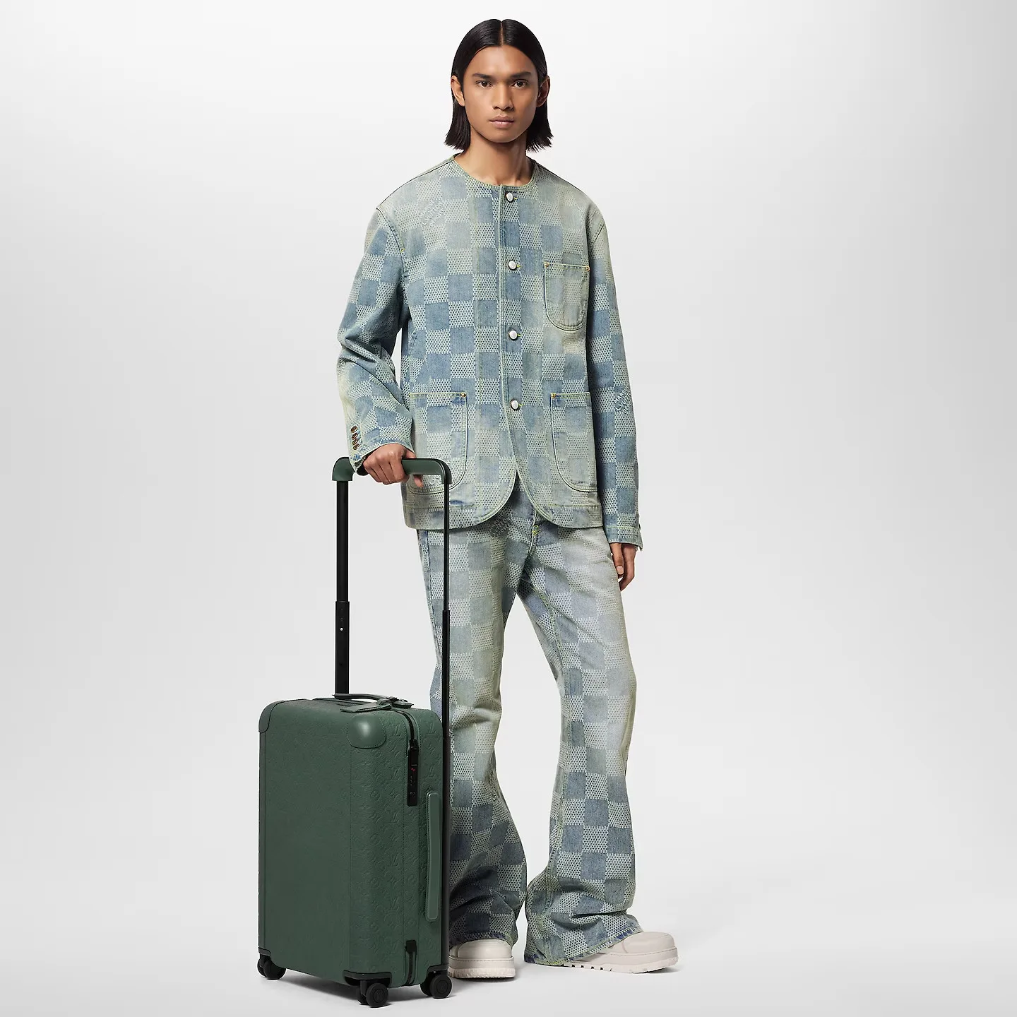Alternative view of Louis Vuitton Horizon 55 Suitcase / Green Black Hardware