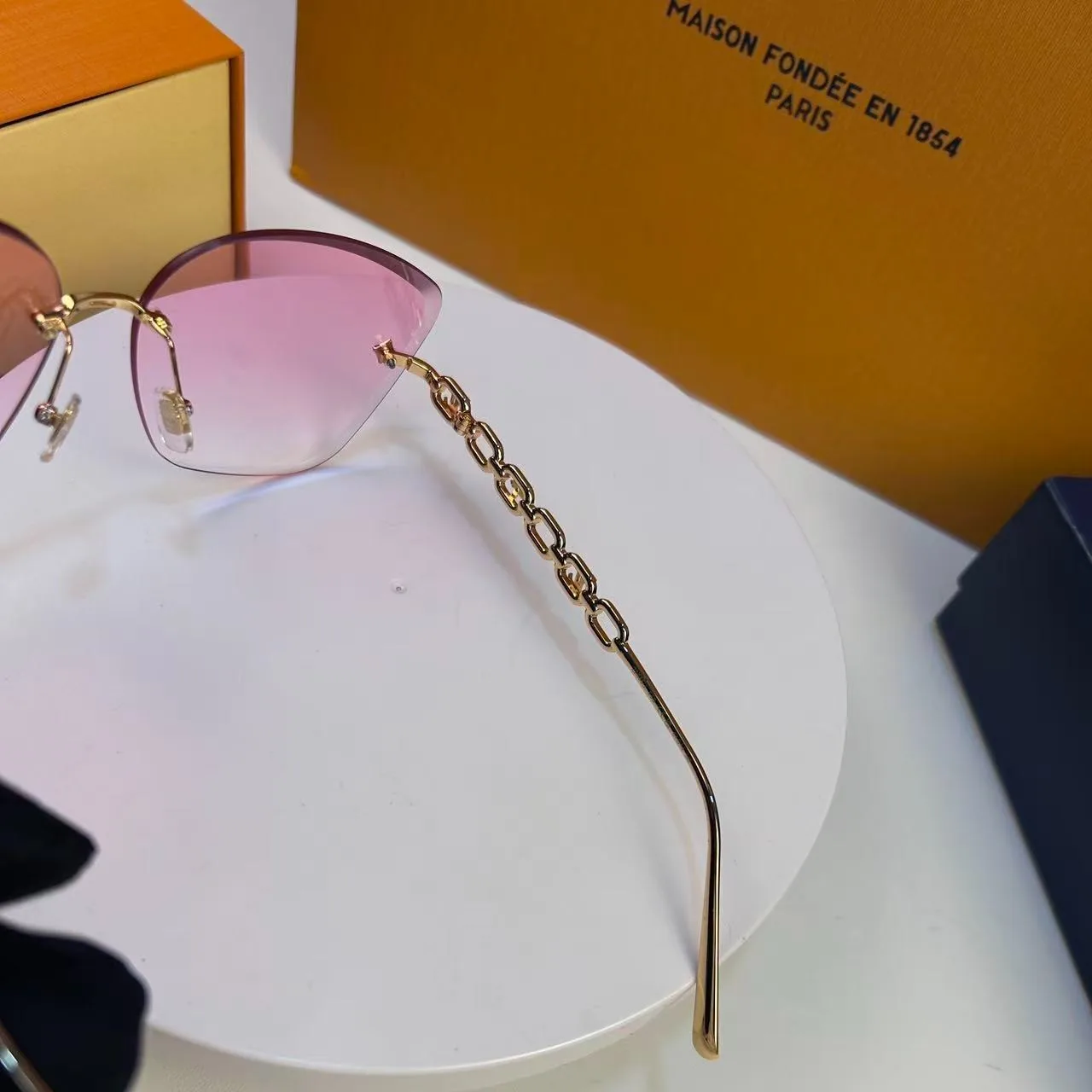 Louis Vuitton LV Jewel Round Cat Eye Sunglasses Pink Gold - Image 5