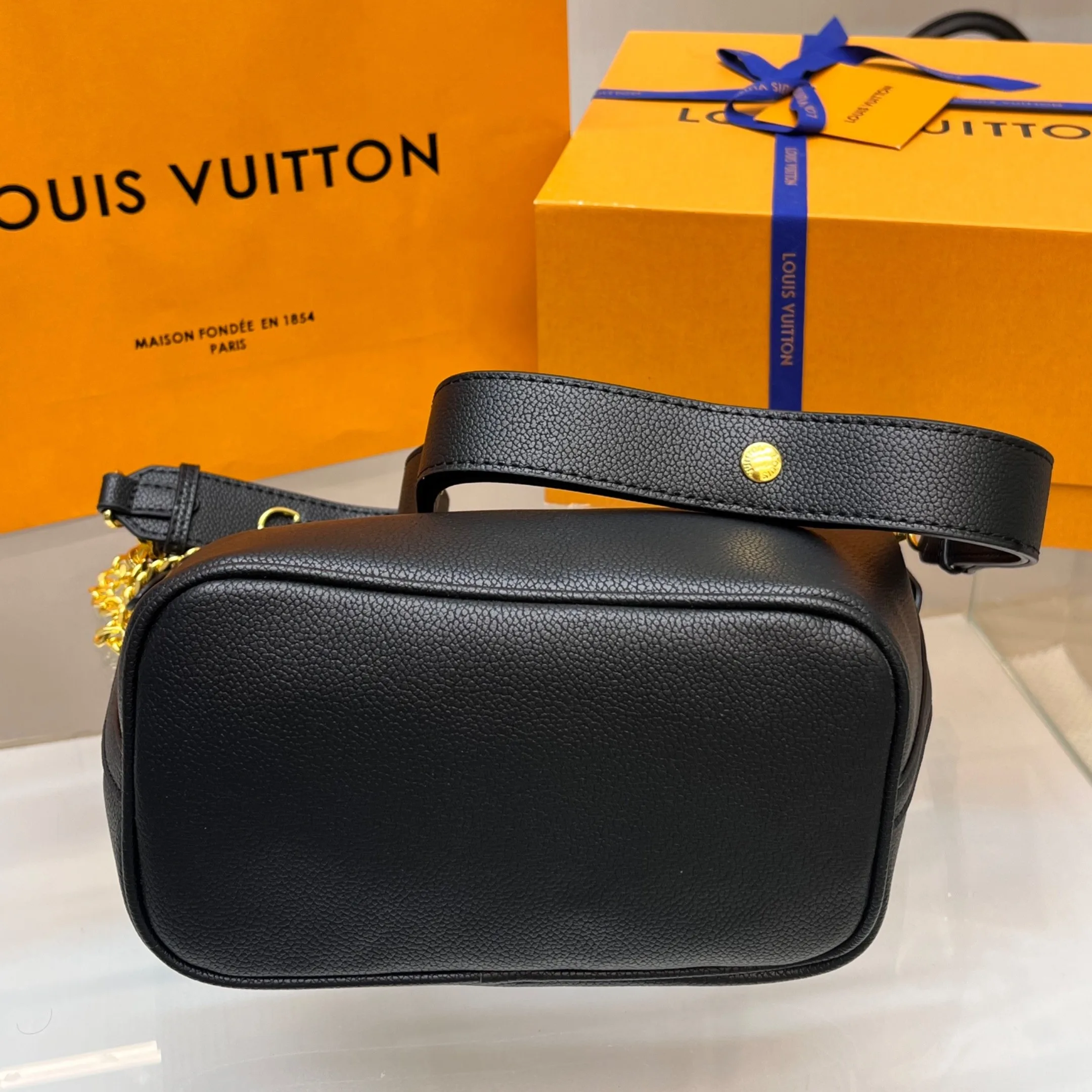 Louis Vuitton Lock And Walk Bag Black - / 8 Inches - Image 6