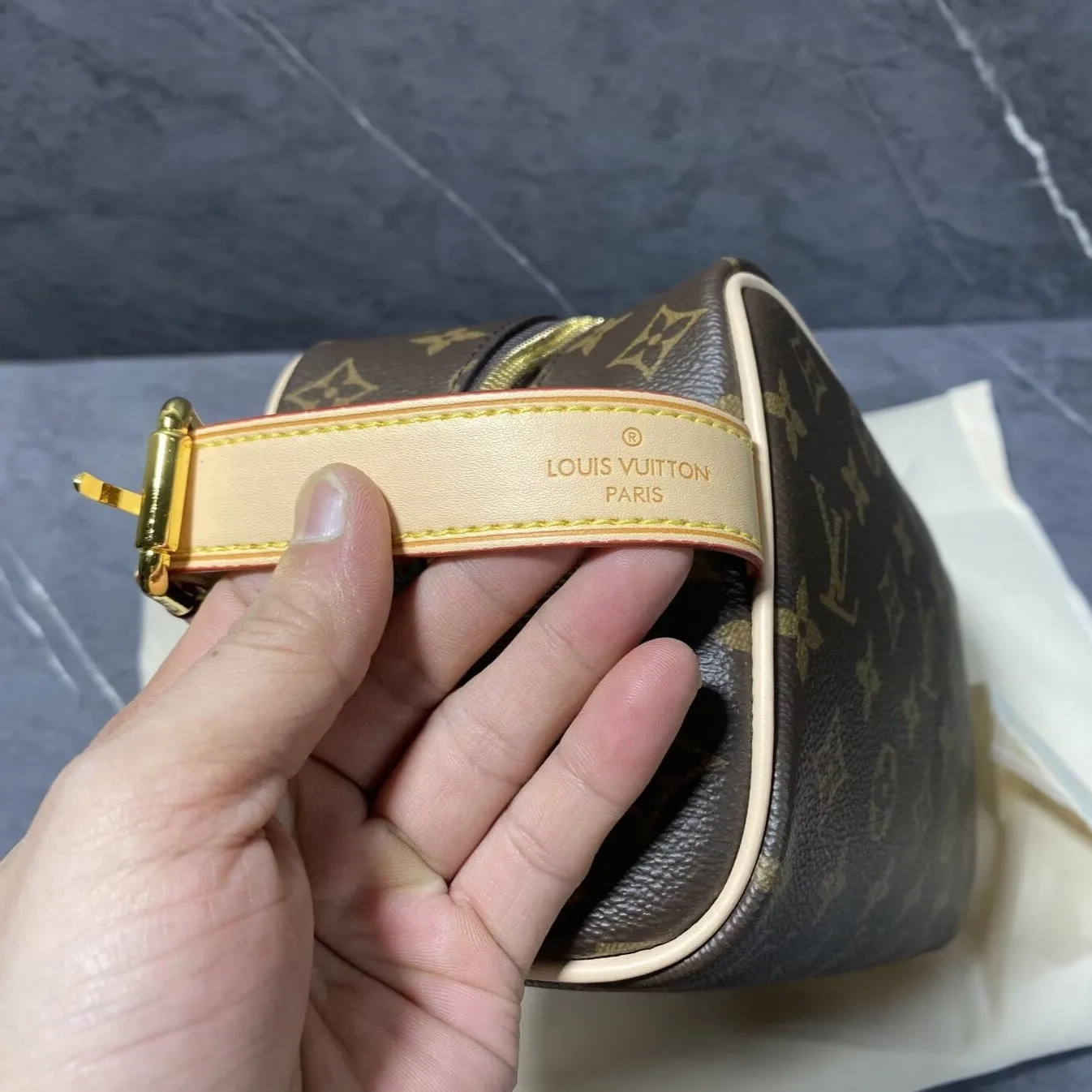 Louis Vuitton Locker Dopp Kit Brown 9.1 Inches/ - Image 10