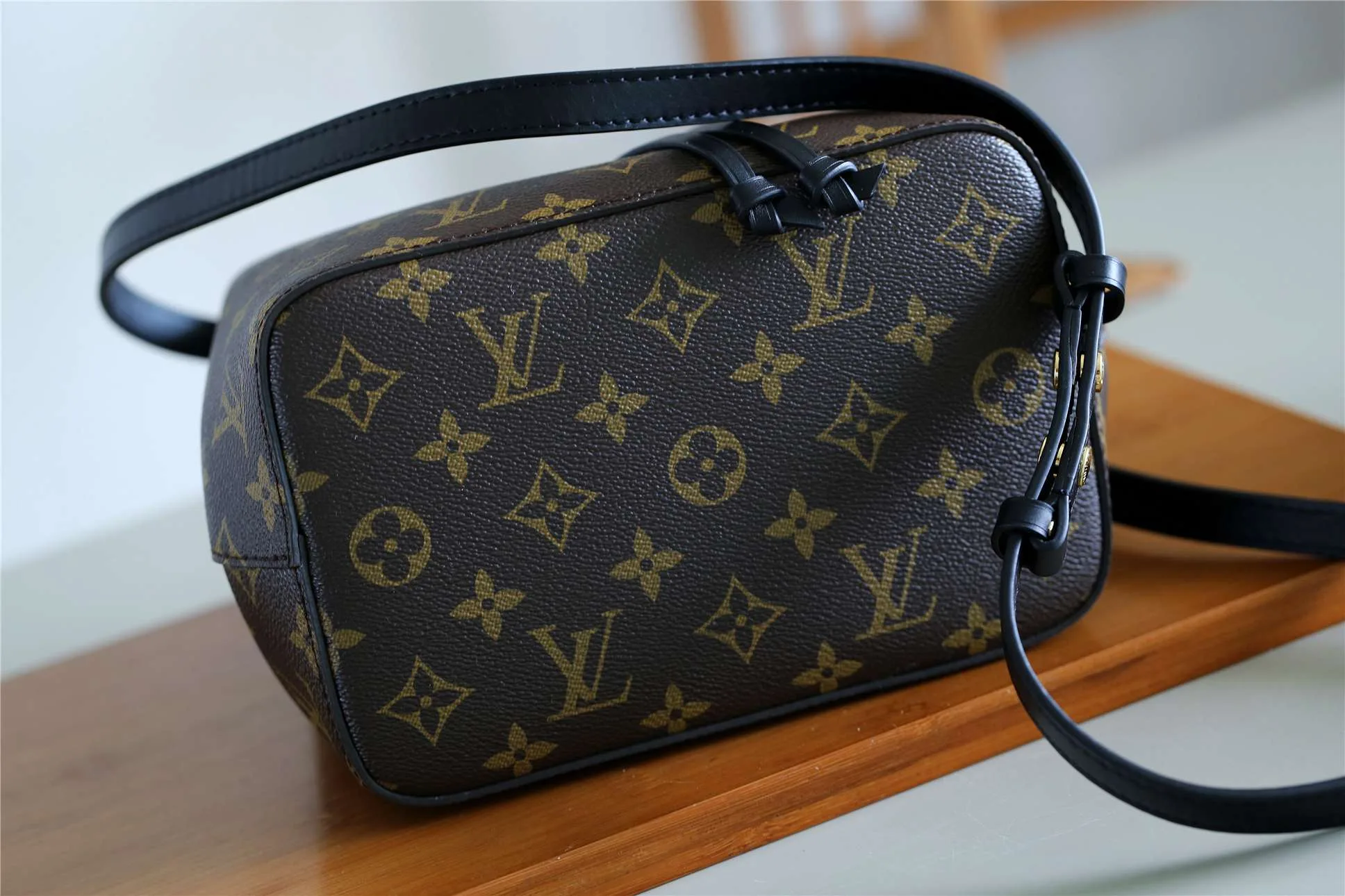 Louis Vuitton NeoNoe MM Bucket Bag Brown / LV - Image 4