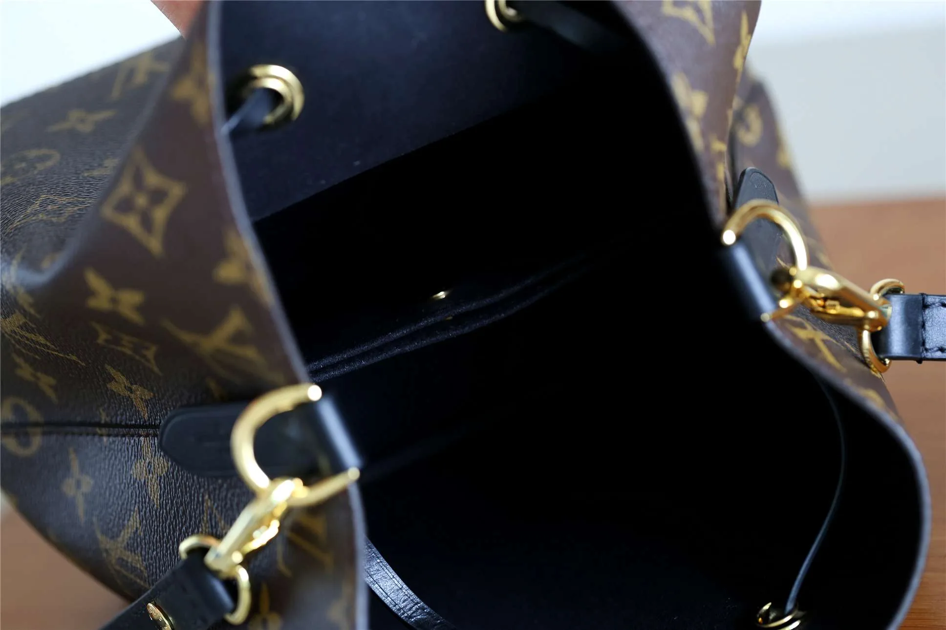 Louis Vuitton NeoNoe MM Bucket Bag Brown / LV - Image 10