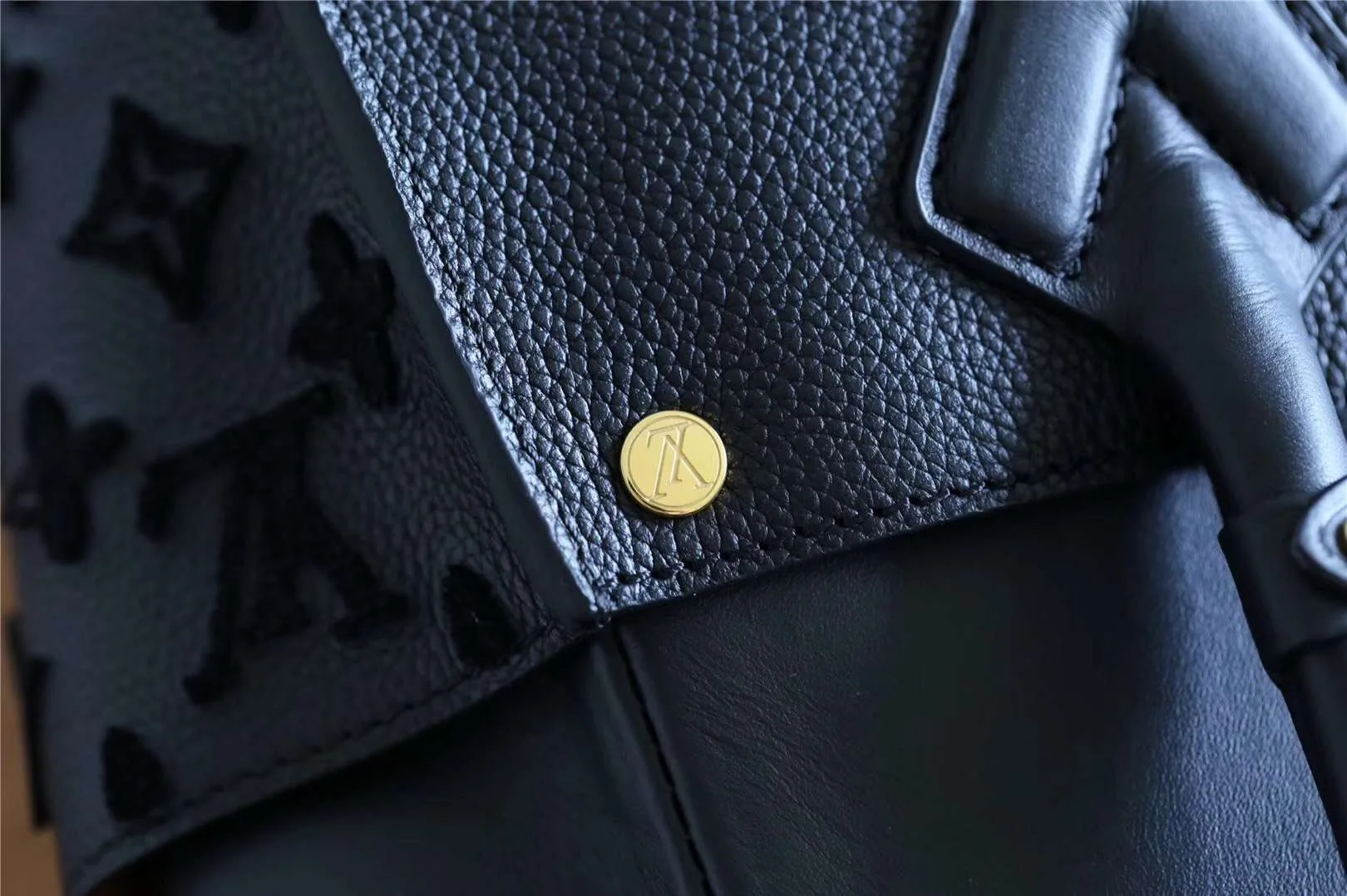 Louis Vuitton On My Side Black / - Image 9