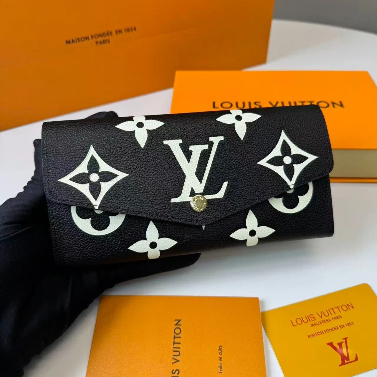 Alternative view of Louis Vuitton Sarah Wallet Black And Beige /