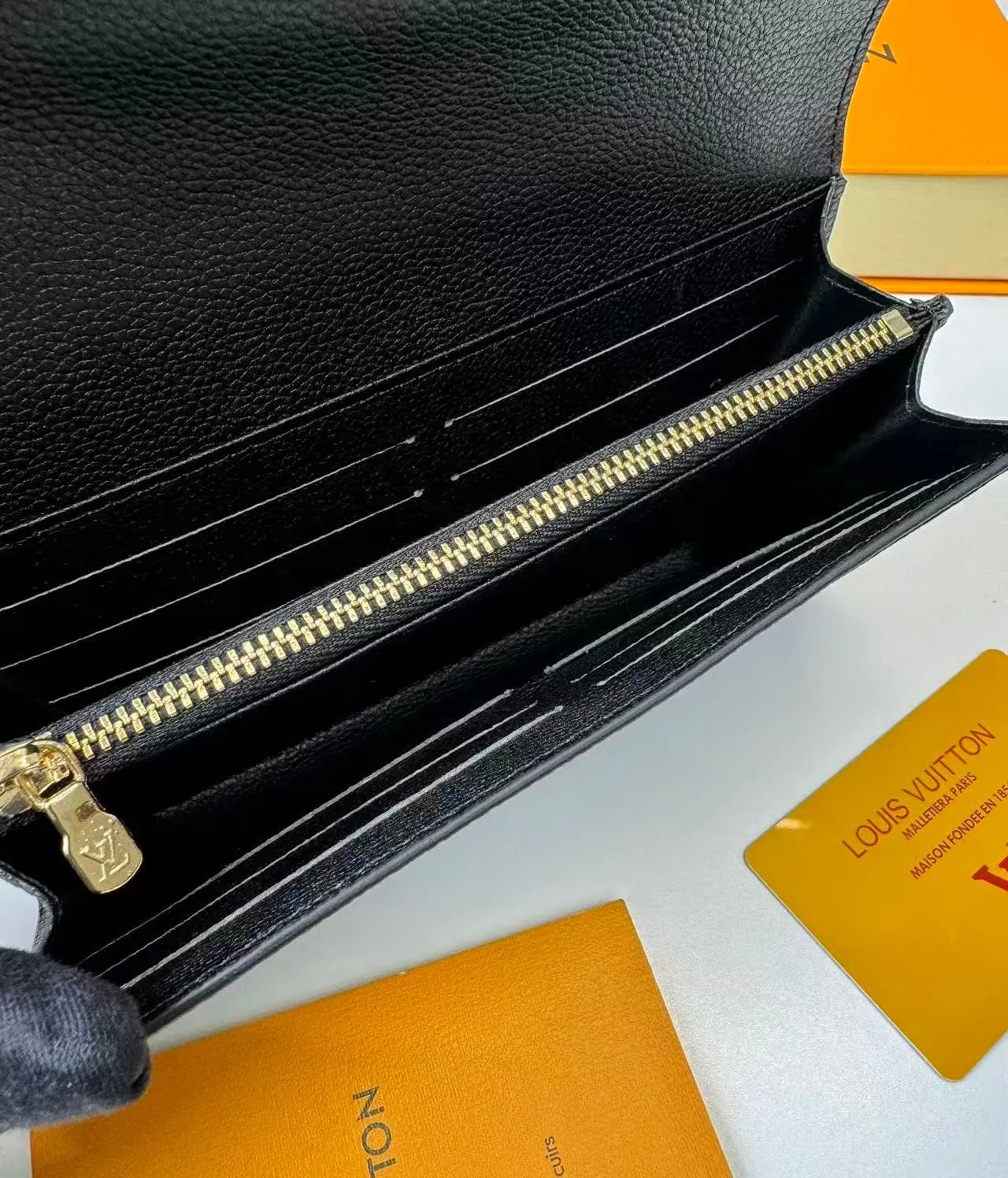 Louis Vuitton Sarah Wallet Black And Beige / - Image 3