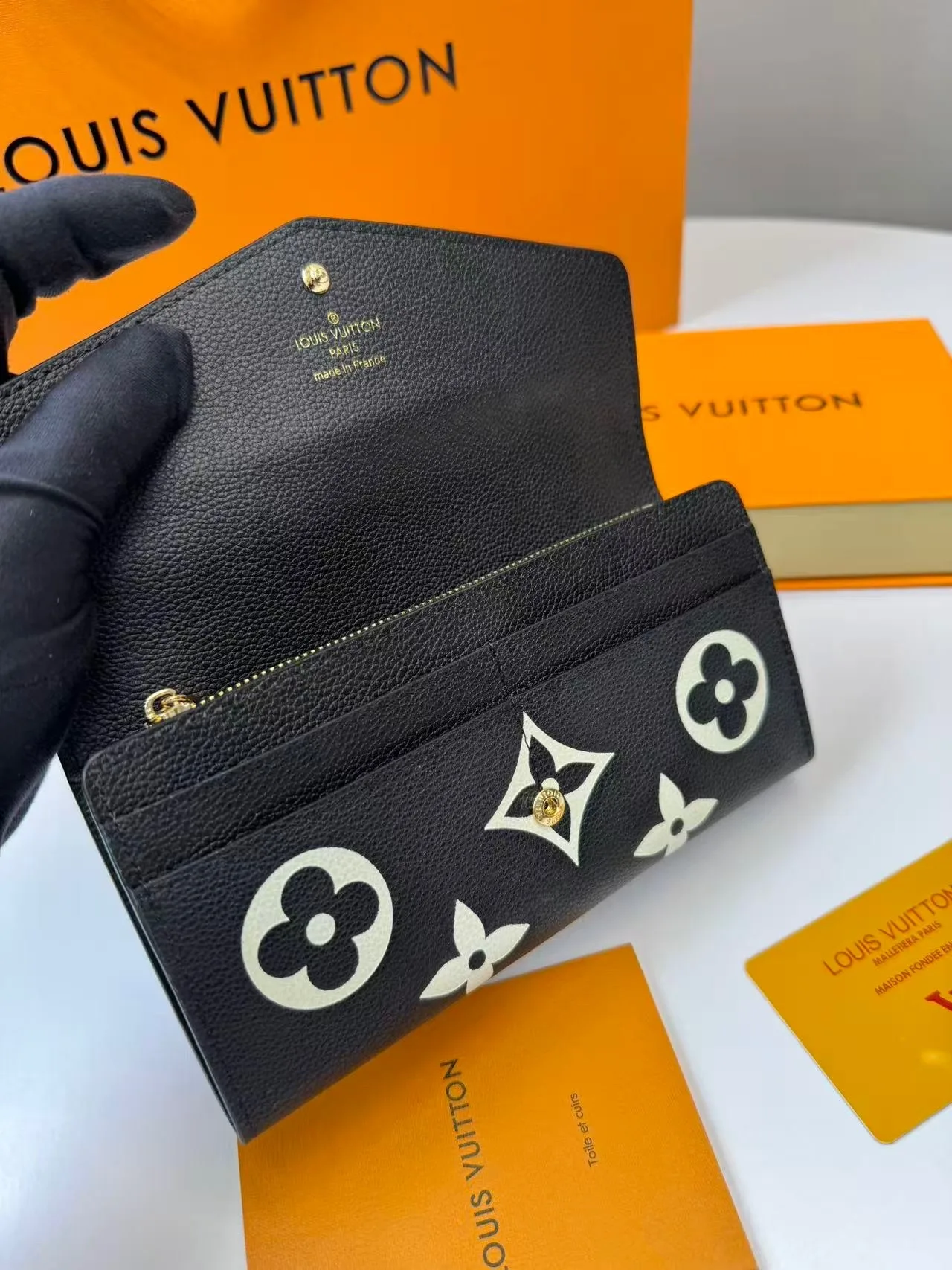 Louis Vuitton Sarah Wallet Black And Beige / - Image 4