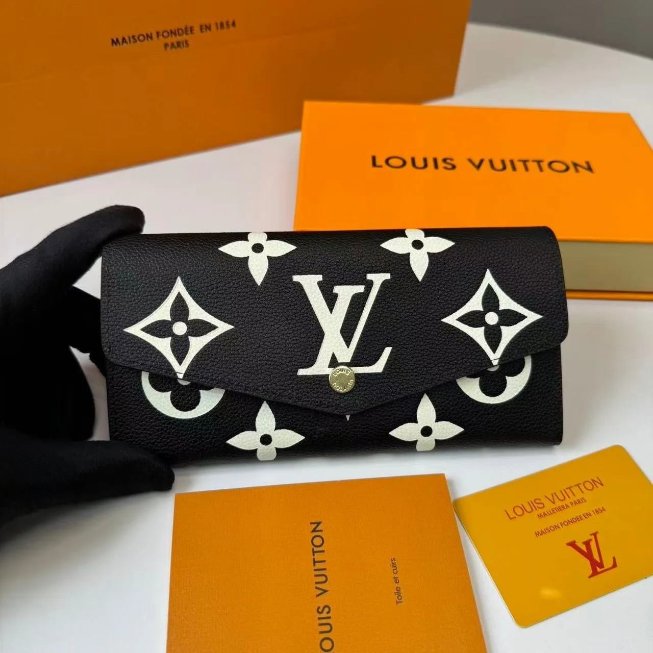 Louis Vuitton Sarah Wallet Black And Beige / - Image 5