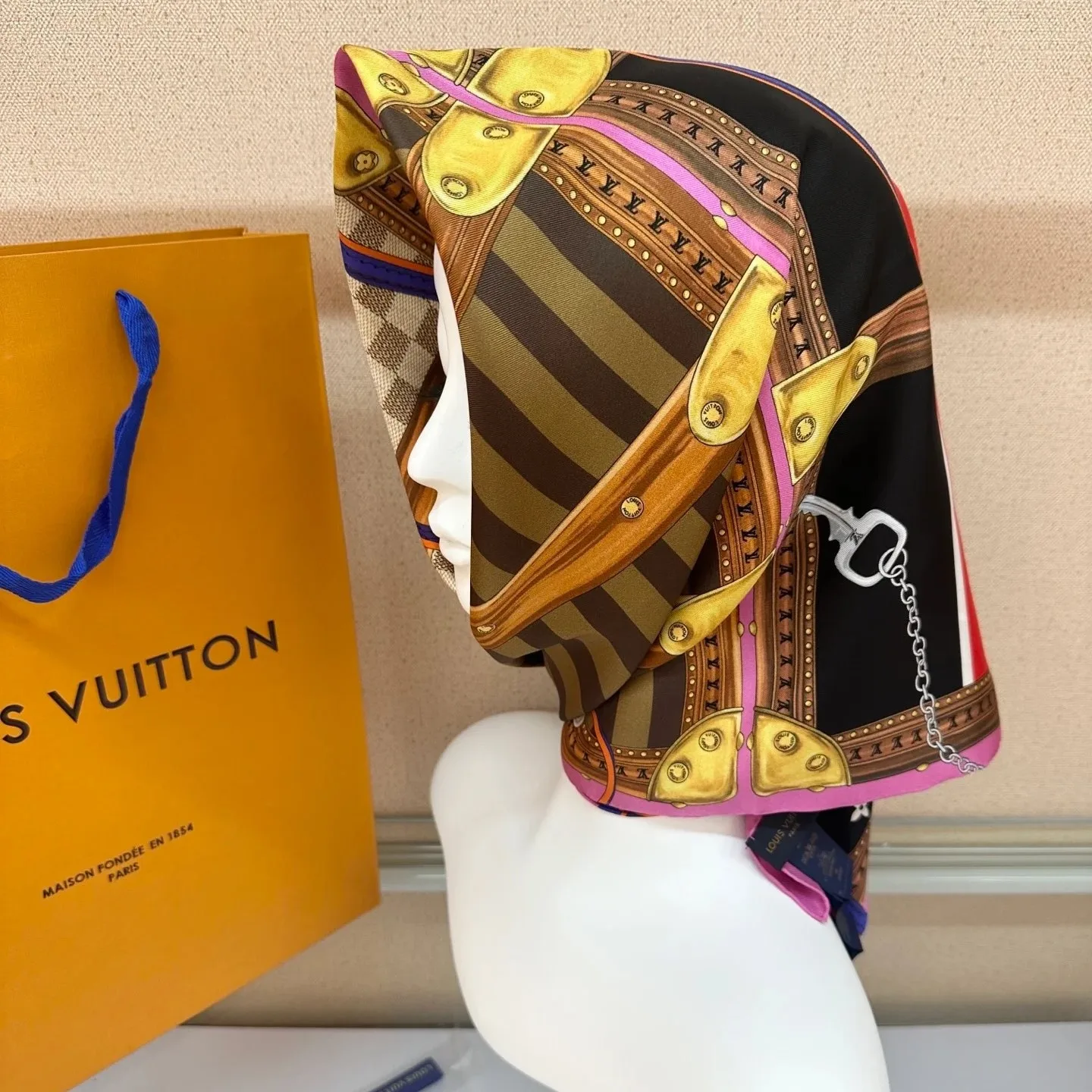 Louis Vuitton Strap And Trunk Square 90 Scarf Black - Image 4