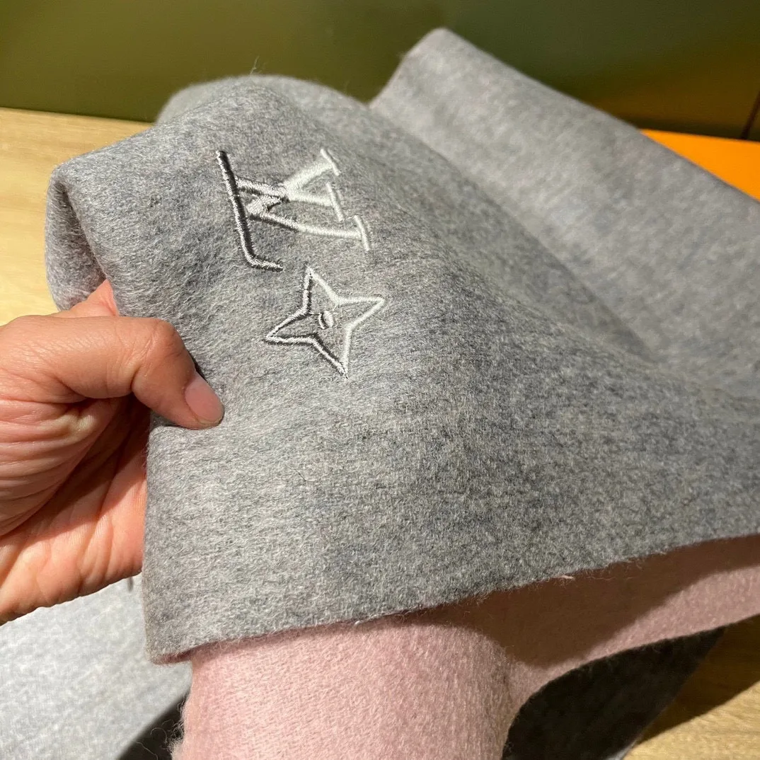 Louis Vuitton The Cashmere Scarf Grey - Image 6