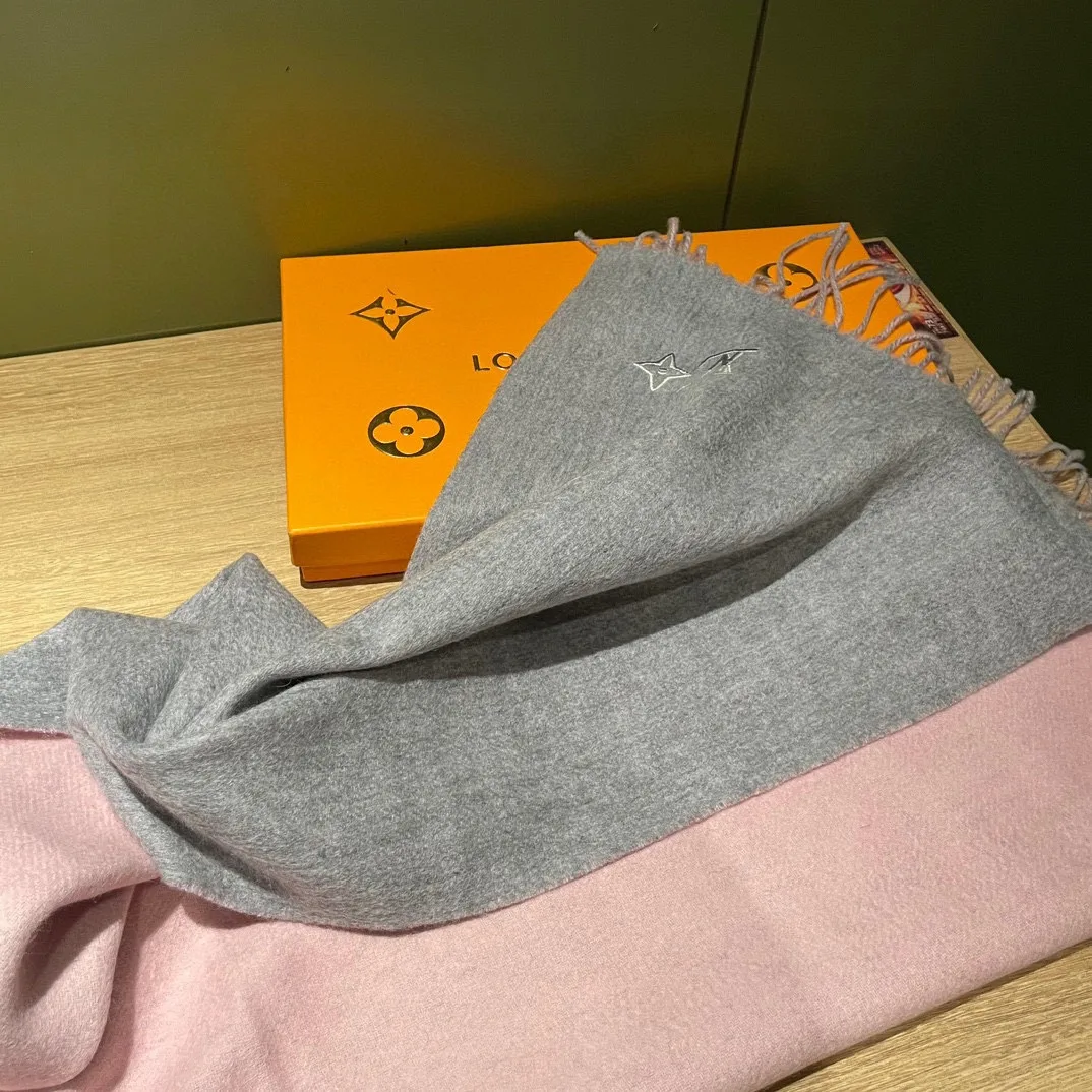Louis Vuitton The Cashmere Scarf Grey - Image 4