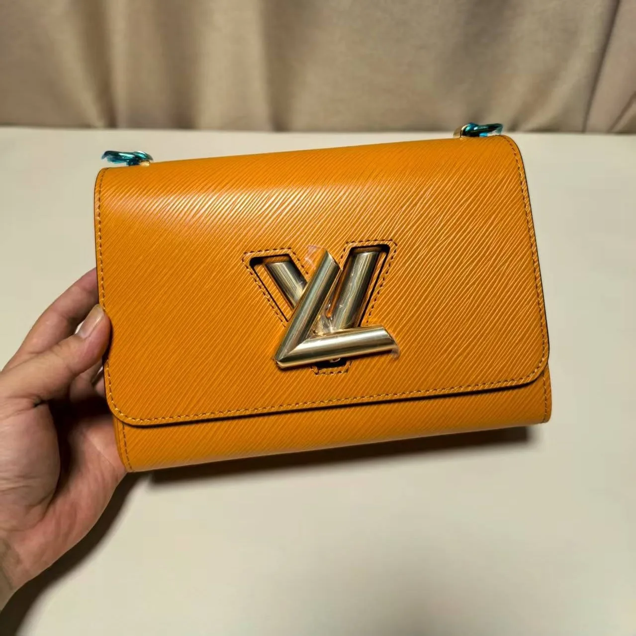 Louis Vuitton Twist MM Epi Gold Miel Brown - Image 5