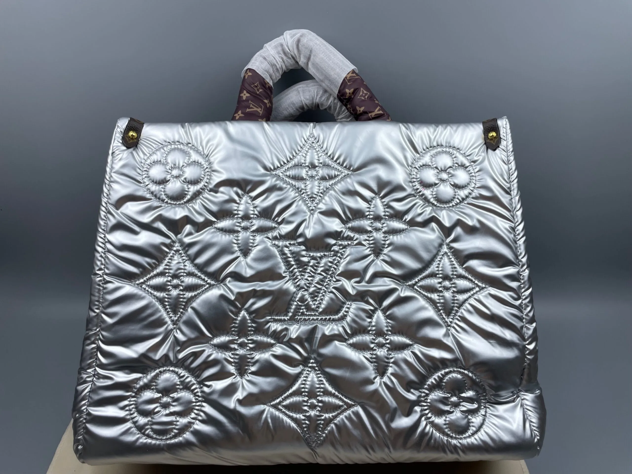Louis Vuitton Pillow Onthego GM Tote Bag / Silver - Image 2