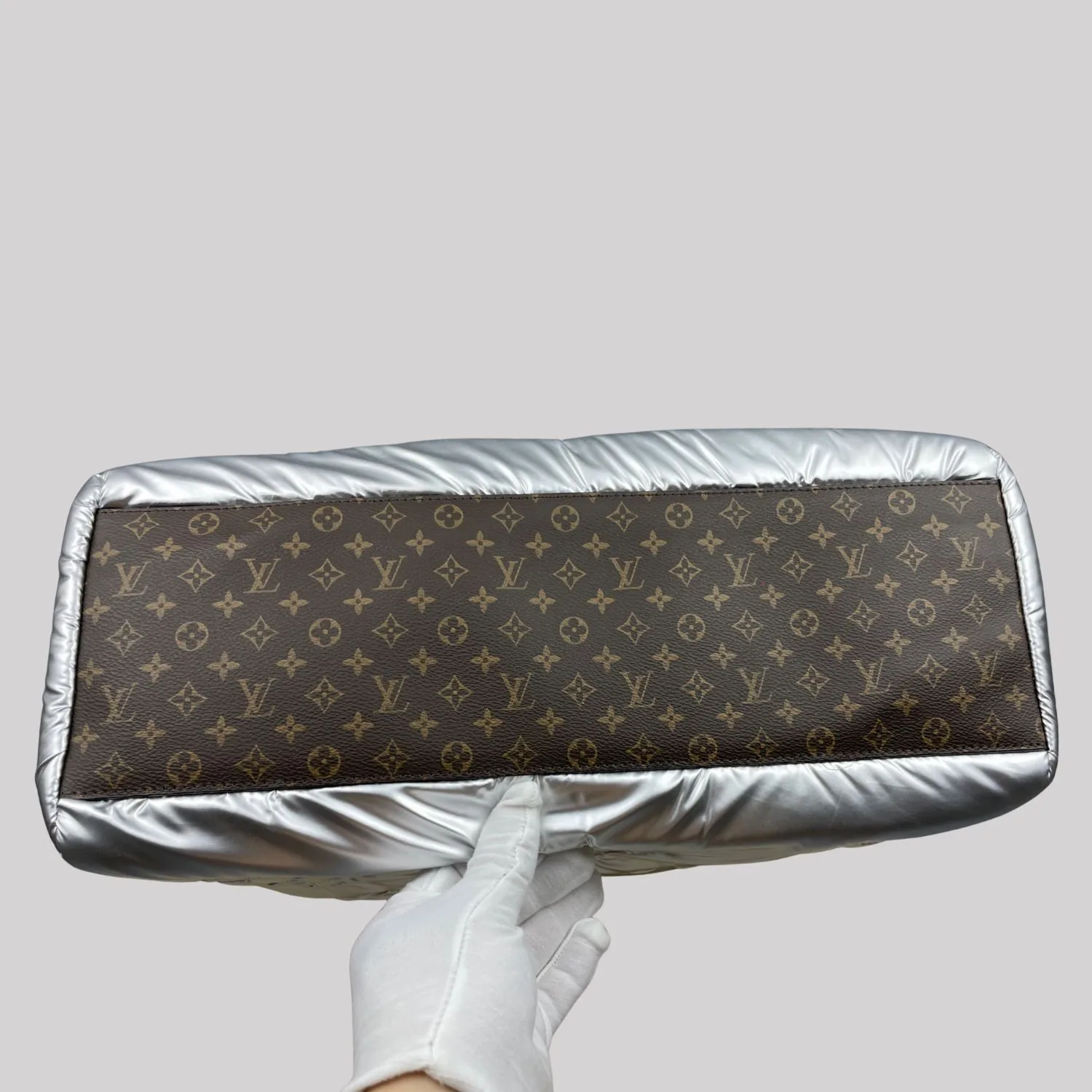 Louis Vuitton Pillow Onthego GM Tote Bag / Silver - Image 5