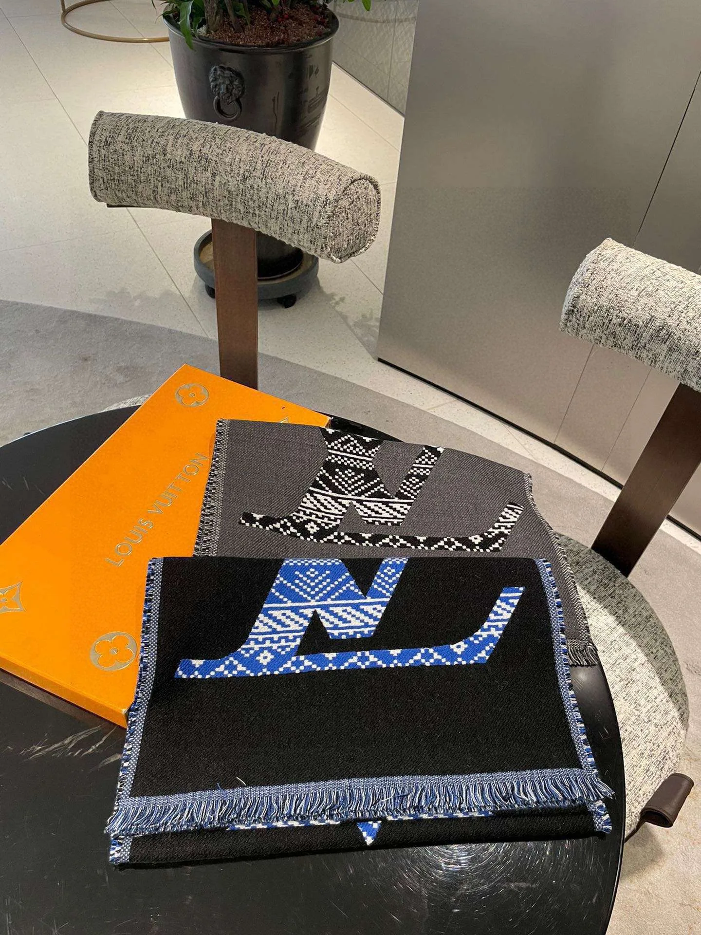 Louis Vuitton MNG Two-Sided Scarf Blue - Image 5