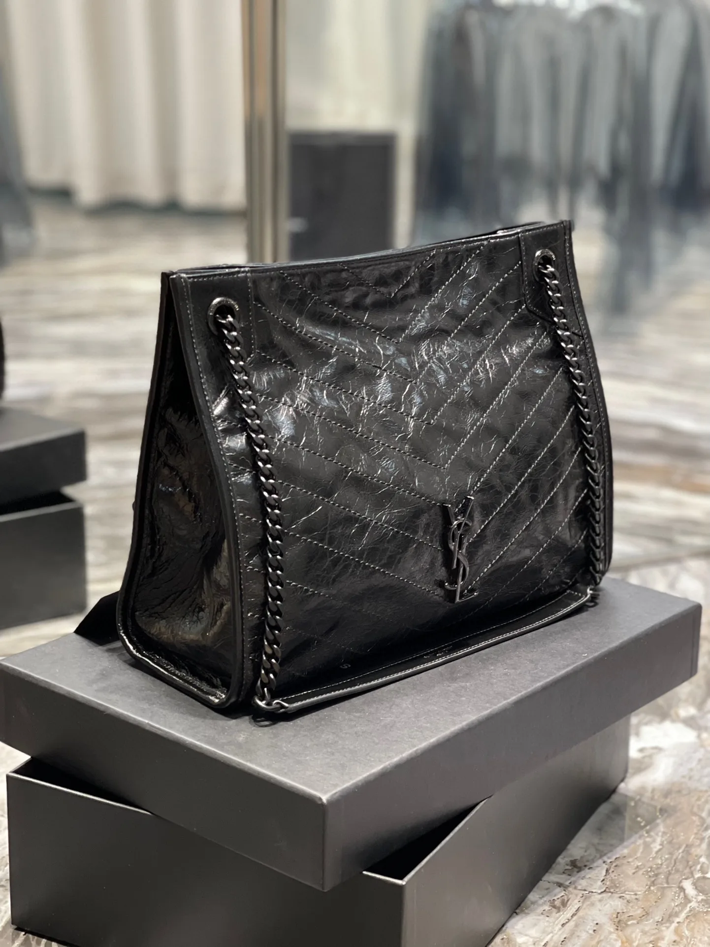 Saint Laurent Niki Shopping Medium Tote Bag / Black Silver Hardware - Image 4