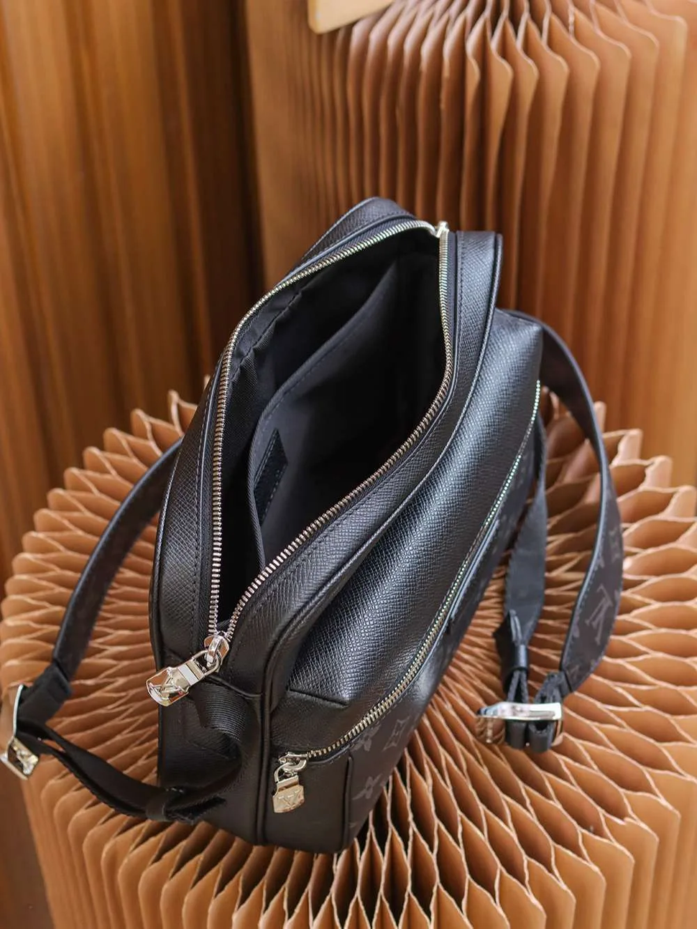 Louis Vuitton Outdoor Messenger Bag Black / - Image 4