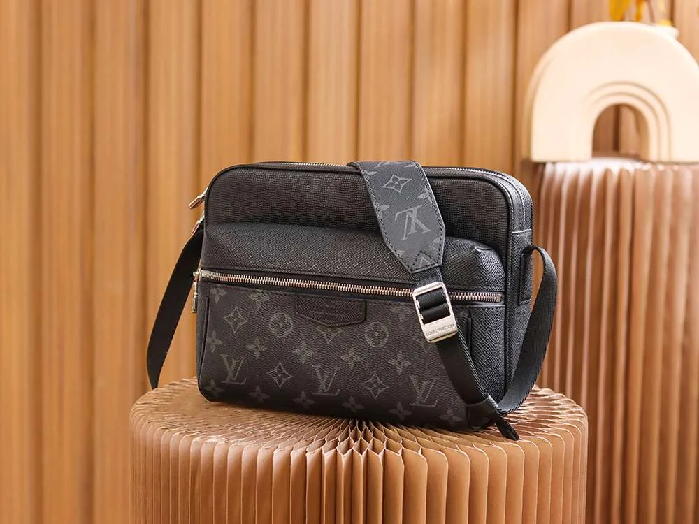 Louis Vuitton Outdoor Messenger Bag Black / - Image 5