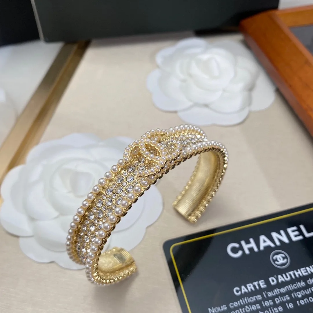 Chanel Pearls Bracelet Gold - Image 9