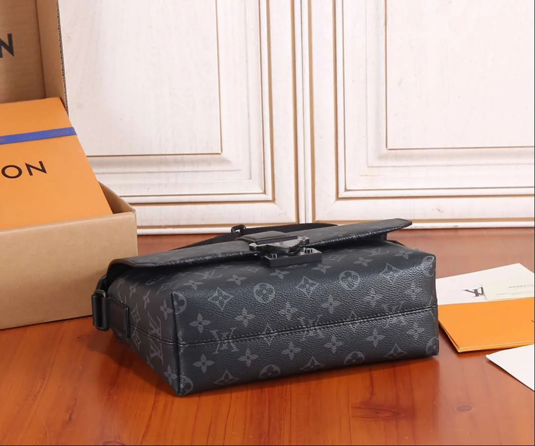 Louis Vuitton S-Cape Messenger Black / - Image 5