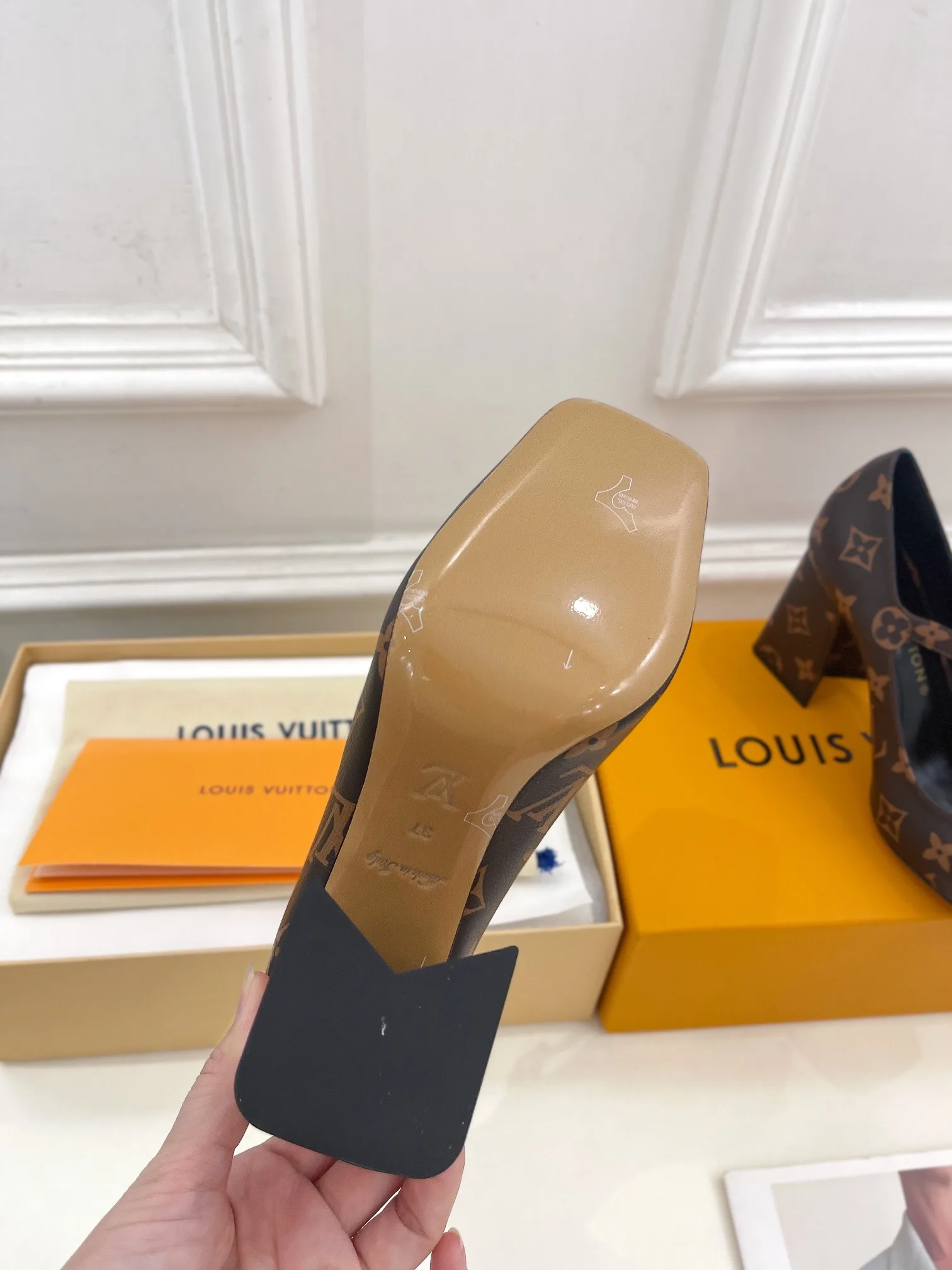 Alternative view of Louis Vuitton Pump Brown 9.5/
