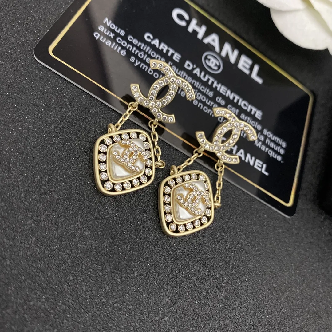 Chanel Small Twinkle Stone Border Rhombus Earrings Gold Tone - Image 4