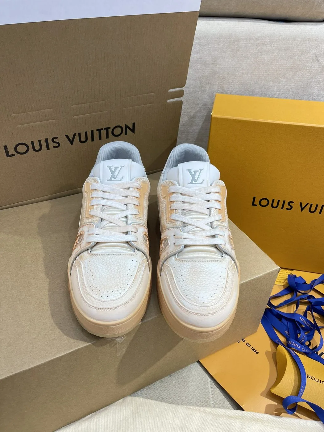 Louis Vuitton Trainer Sneaker LV Beige - Image 3