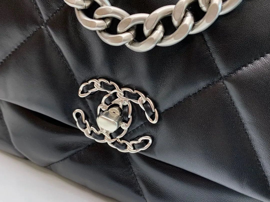 Chanel Flap Bag Crossbody / Black - Image 7