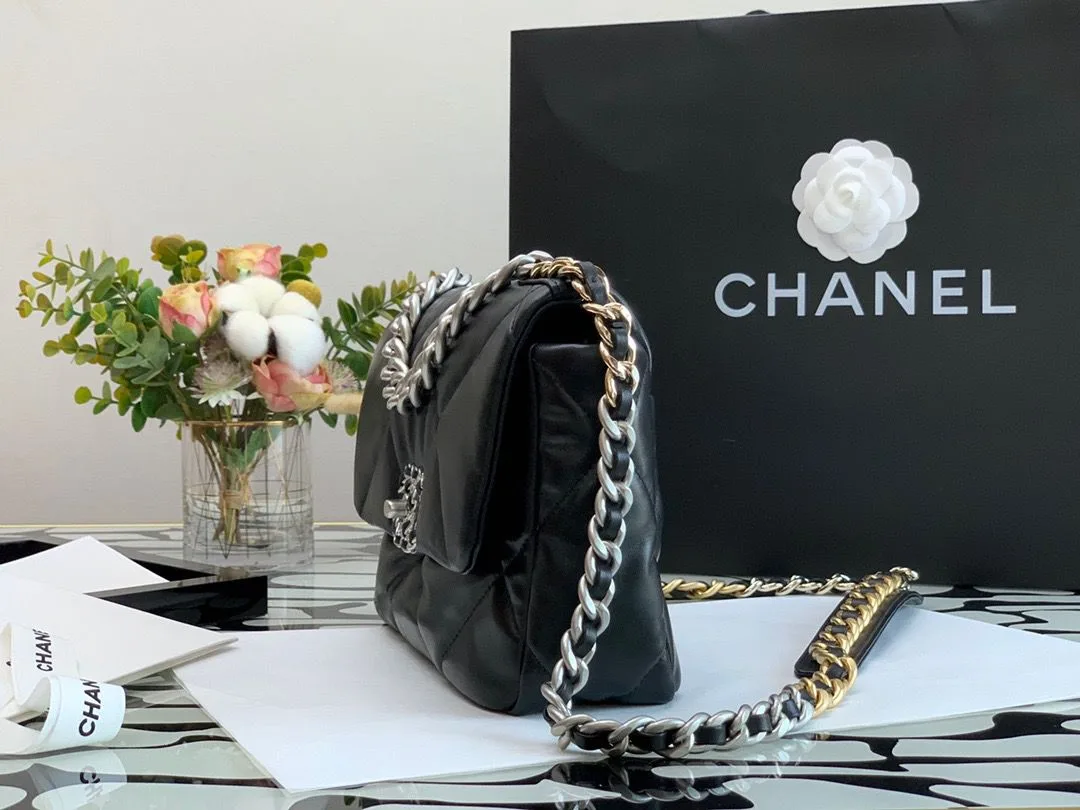 Chanel Flap Bag Crossbody / Black - Image 3
