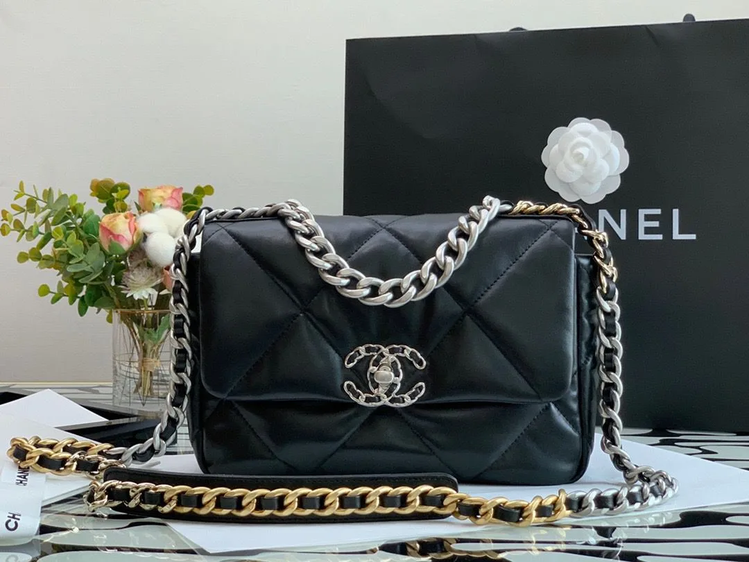 Chanel Flap Bag Crossbody / Black - Image 9