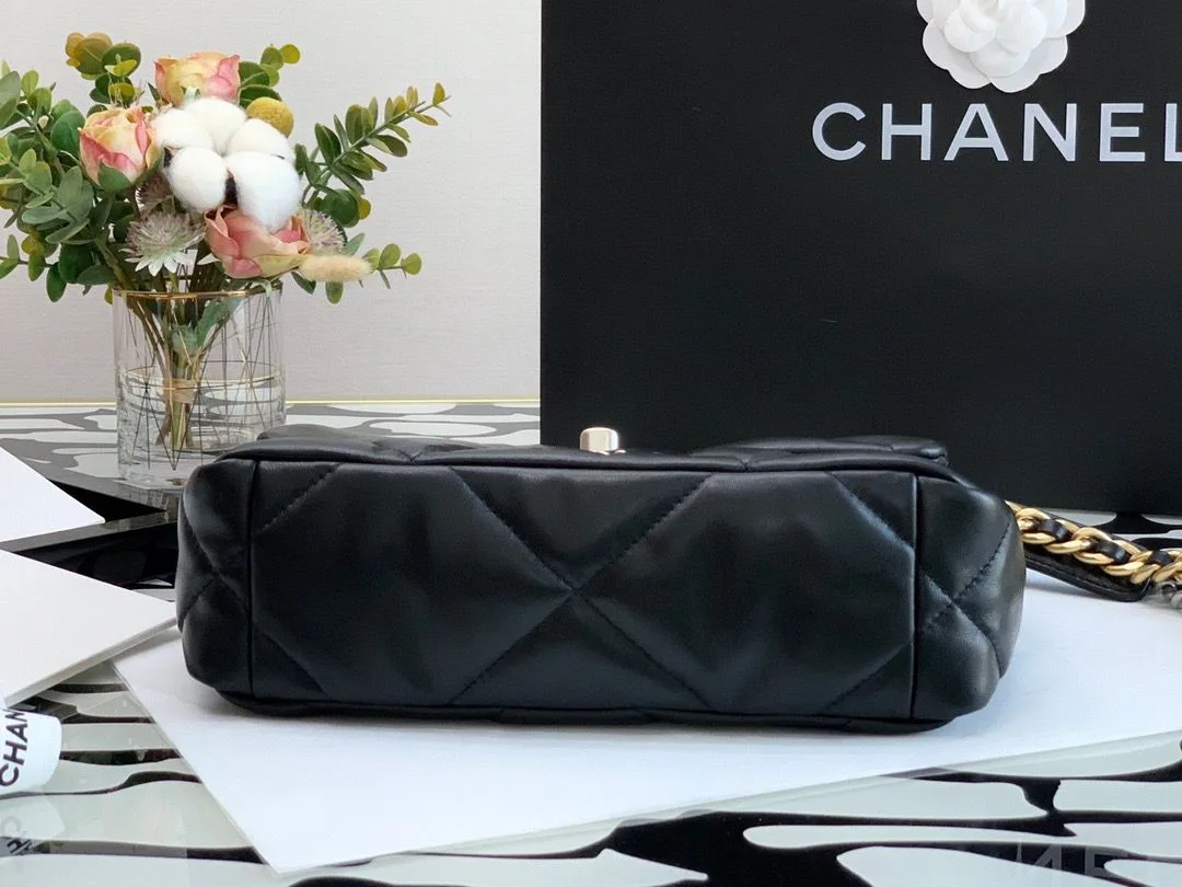 Chanel Flap Bag Crossbody / Black - Image 6