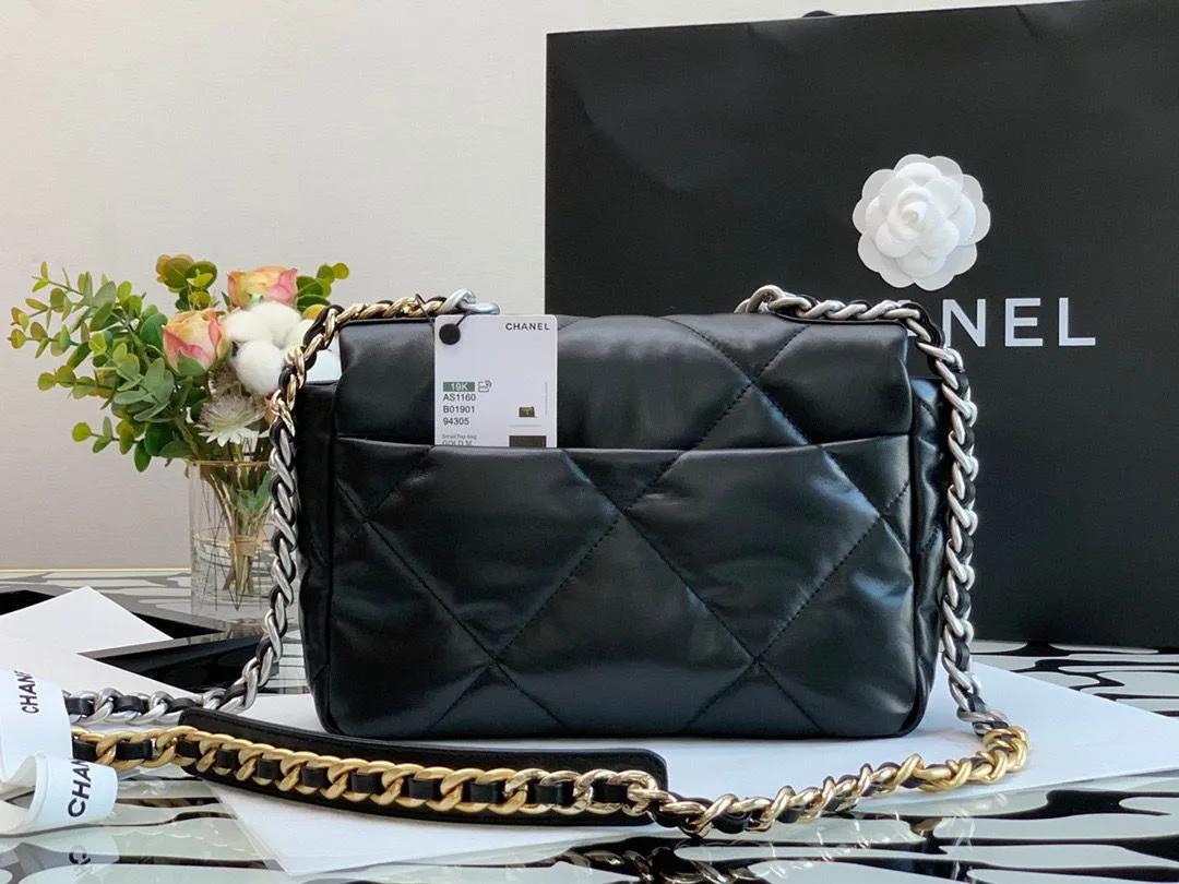 Chanel Flap Bag Crossbody / Black - Image 4