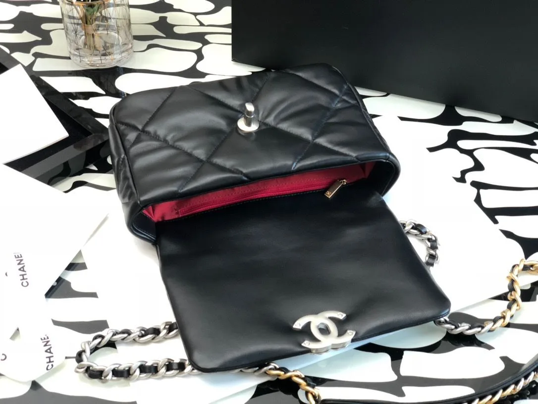 Chanel Flap Bag Crossbody / Black - Image 5