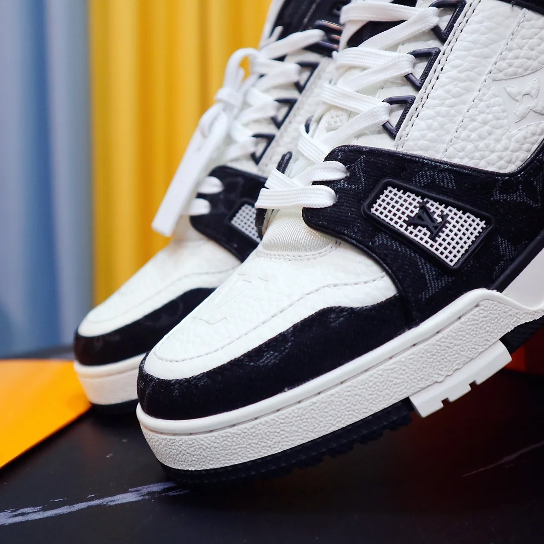 Louis Vuitton Trainer Sneaker Mix Of Materials Black/White - Image 7