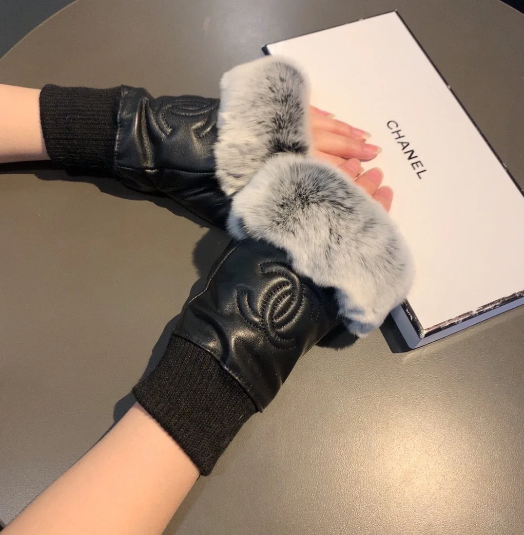 Chanel Gloves In Black - Image 3