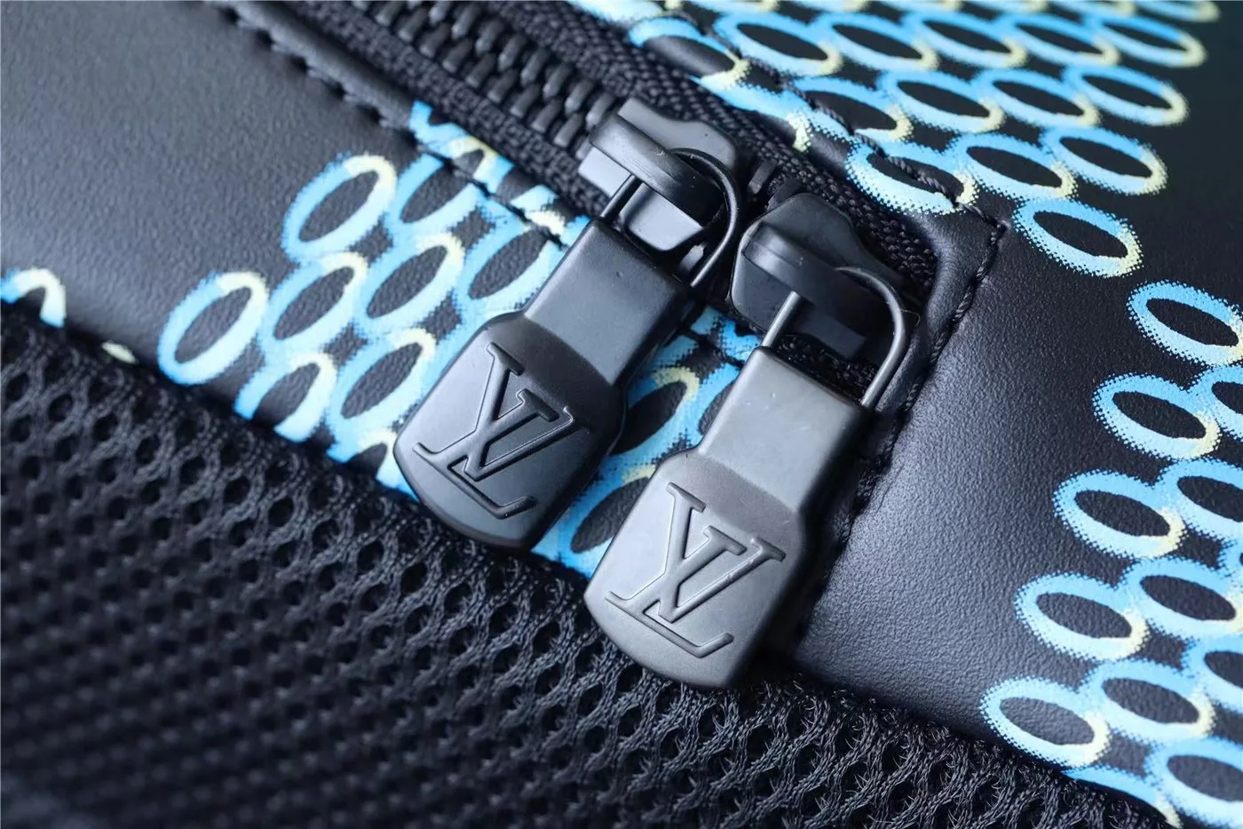 Louis Vuitton Racer Damier Spray Blue , Mens Backpacks / - Image 3