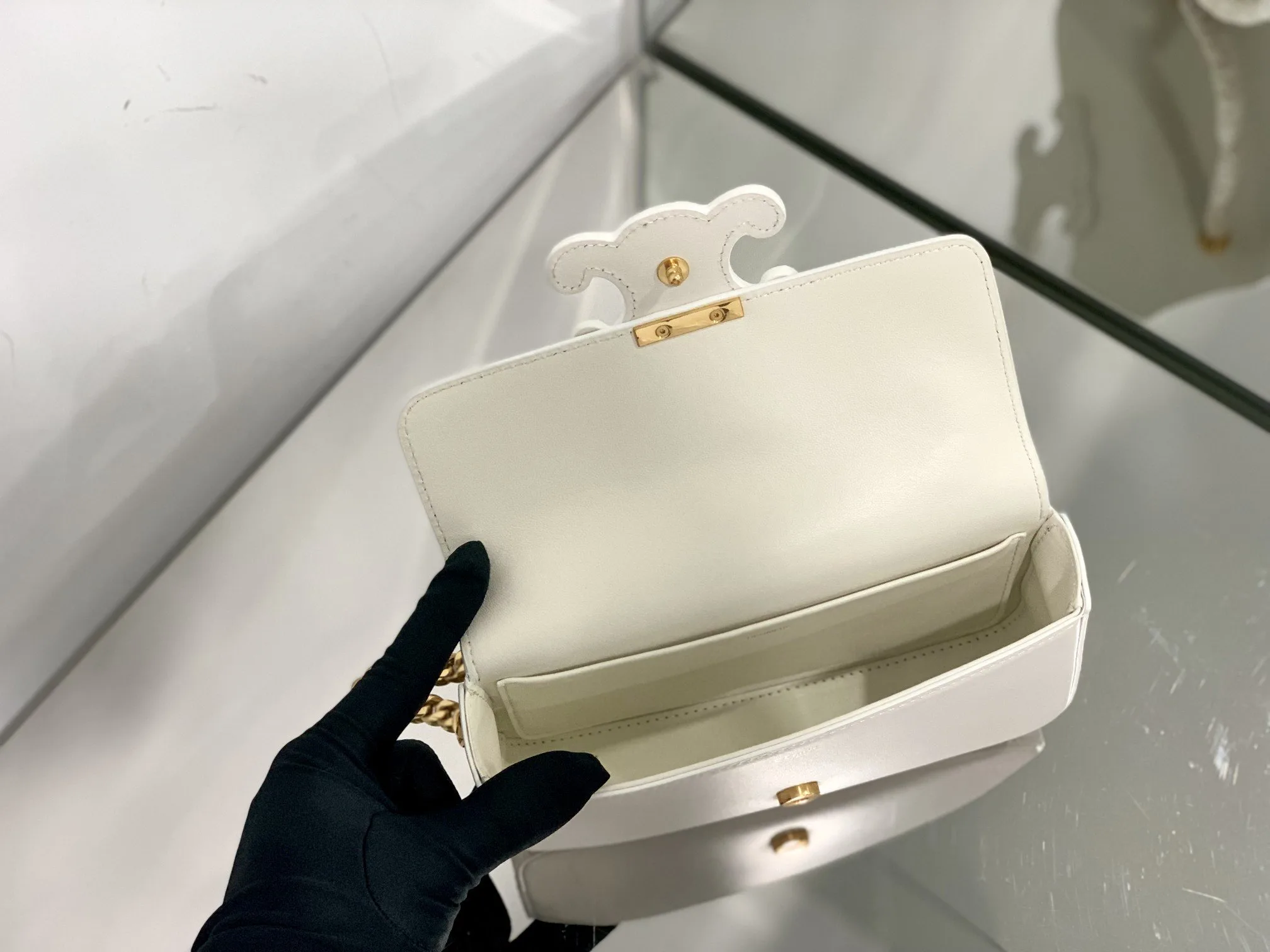 Celine Chain Shoulder Bag Cuir Triomphe White / - Image 4
