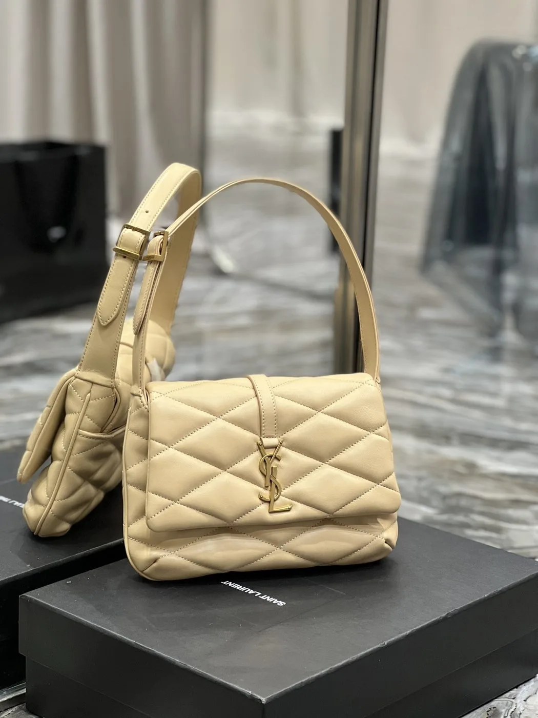 Saint Laurent Le