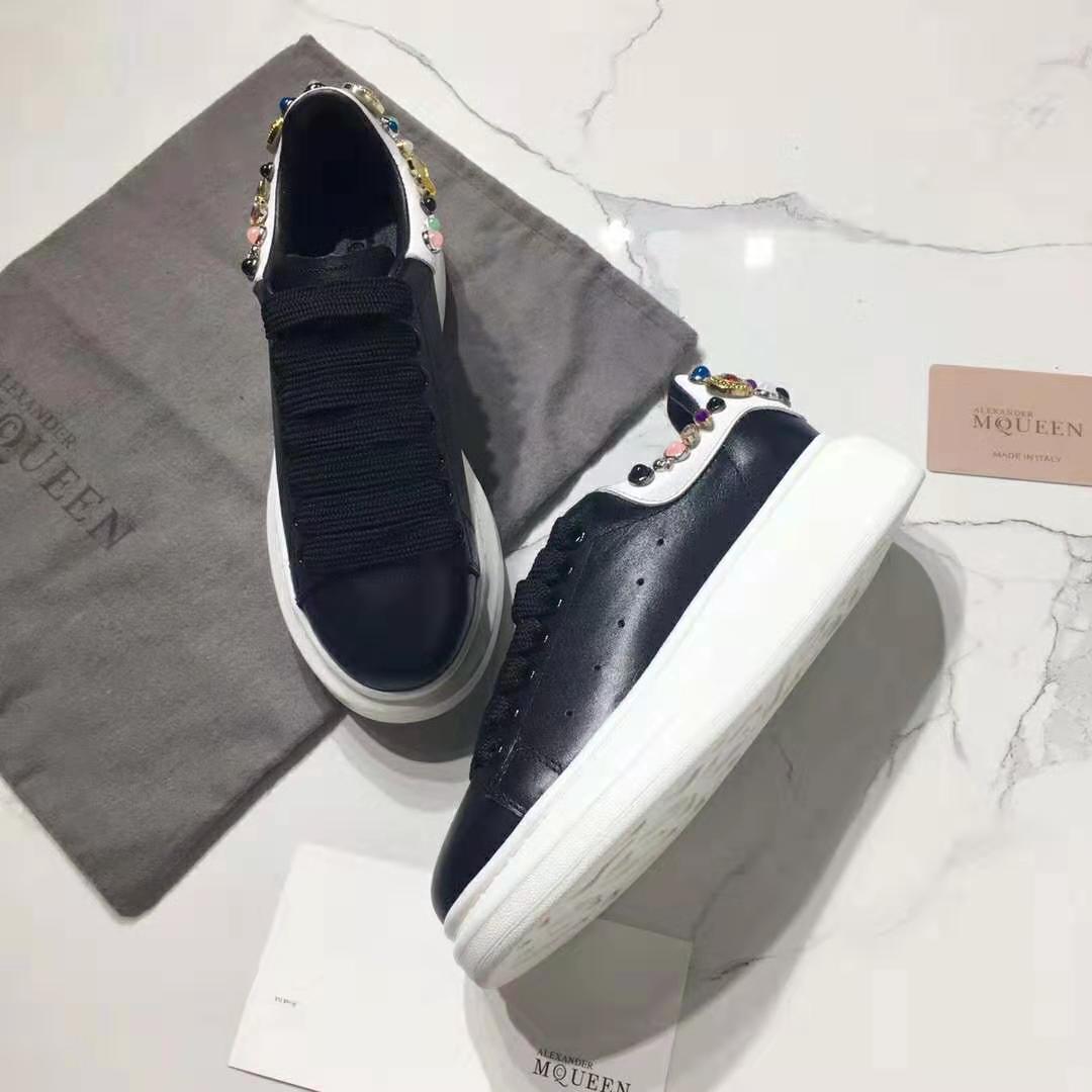 Sole and signature exaggerated heel detail of Alexander Mcqueen oversized sneaker